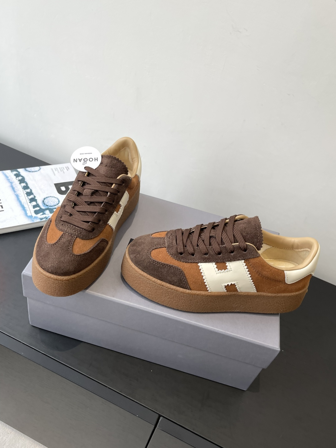 Title: Hogan H-Stripes Sports Recreational Shoes Review Summary: Lightweight, insulated summer shoes with asymmetrical stripes, metal H markings, and versatile design for various scenes. - 图片 1