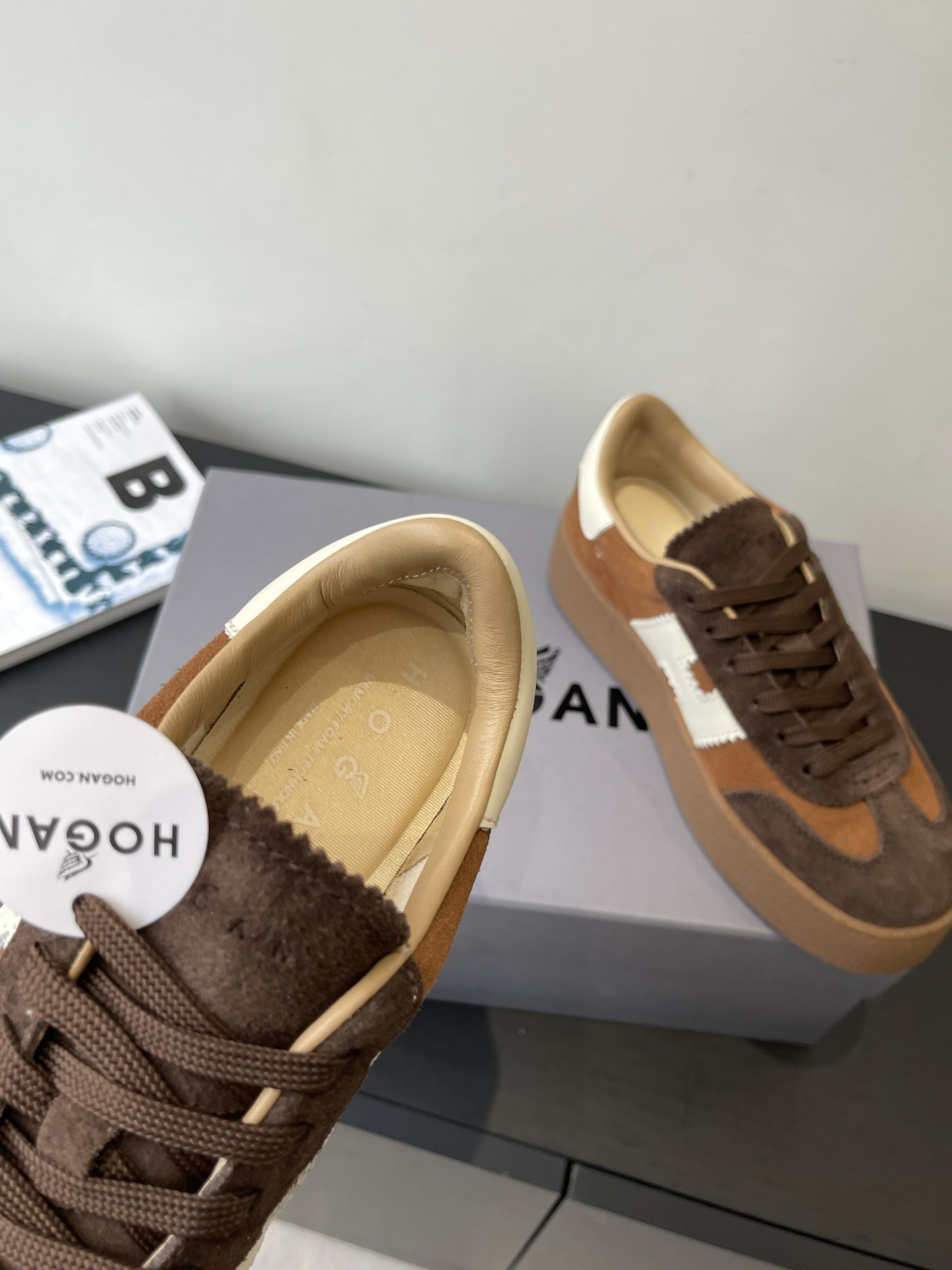 Title: Hogan H-Stripes Sports Recreational Shoes Review Summary: Lightweight, insulated summer shoes with asymmetrical stripes, metal H markings, and versatile design for various scenes. - 图片 5