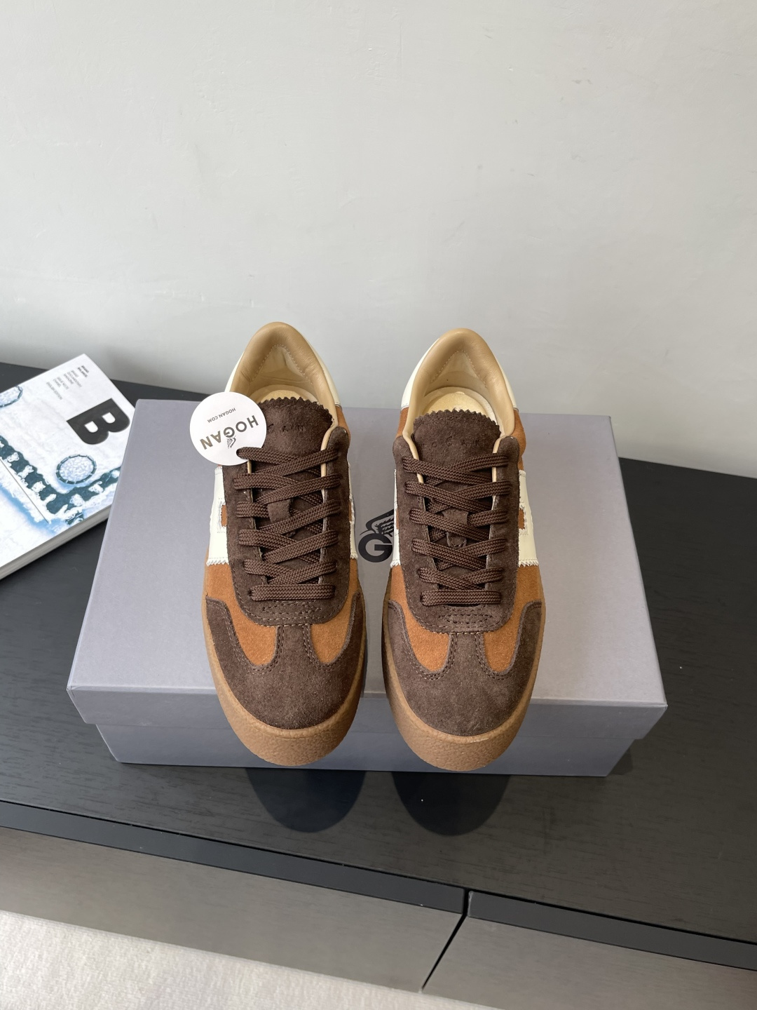 Title: Hogan H-Stripes Sports Recreational Shoes Review Summary: Lightweight, insulated summer shoes with asymmetrical stripes, metal H markings, and versatile design for various scenes. - 图片 2