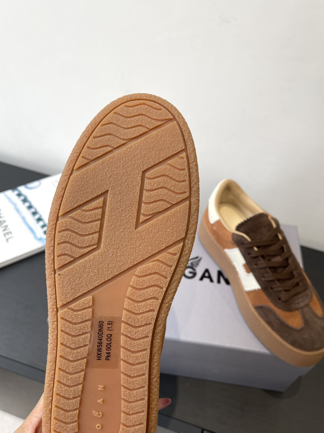 Title: Hogan H-Stripes Sports Recreational Shoes Review Summary: Lightweight, insulated summer shoes with asymmetrical stripes, metal H markings, and versatile design for various scenes. - 图片 6