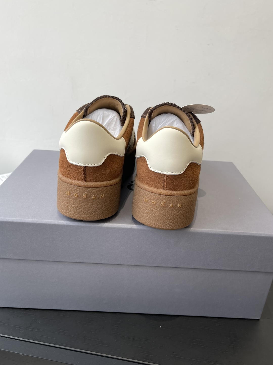 Title: Hogan H-Stripes Sports Recreational Shoes Review Summary: Lightweight, insulated summer shoes with asymmetrical stripes, metal H markings, and versatile design for various scenes. - 图片 9