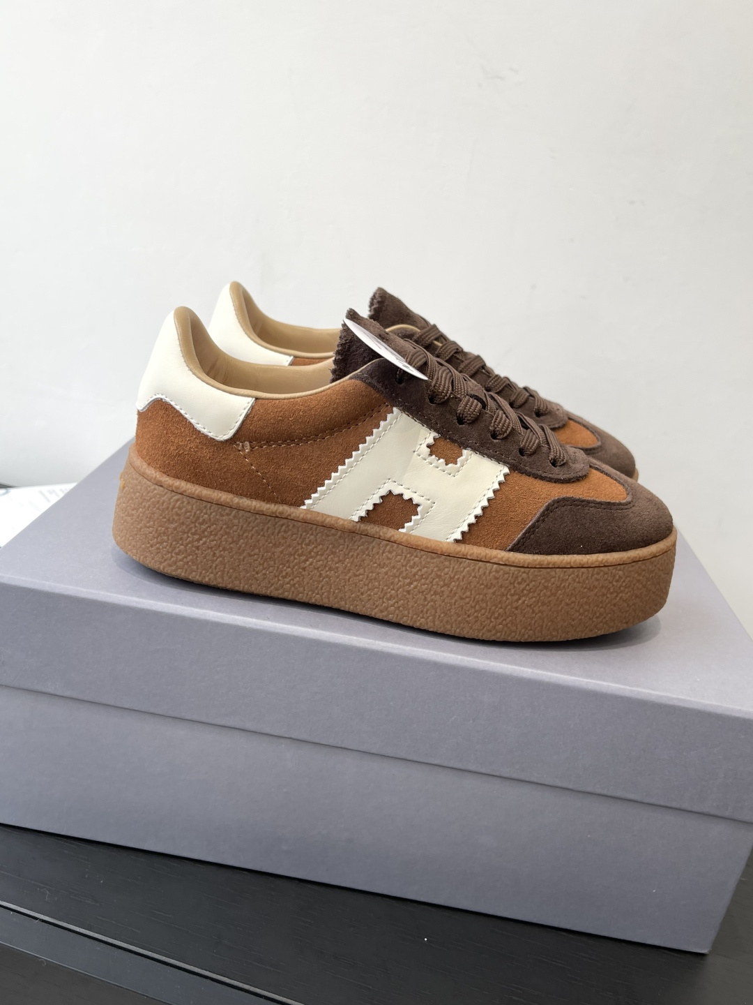 Title: Hogan H-Stripes Sports Recreational Shoes Review Summary: Lightweight, insulated summer shoes with asymmetrical stripes, metal H markings, and versatile design for various scenes. - 图片 3