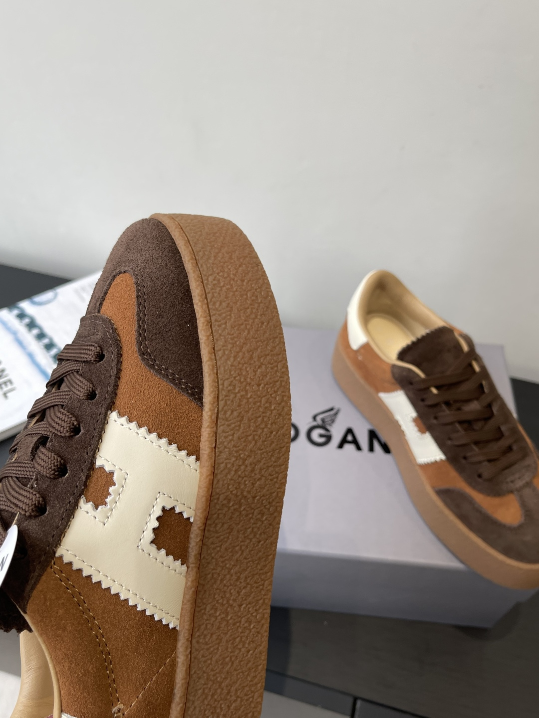 Title: Hogan H-Stripes Sports Recreational Shoes Review Summary: Lightweight, insulated summer shoes with asymmetrical stripes, metal H markings, and versatile design for various scenes. - 图片 8