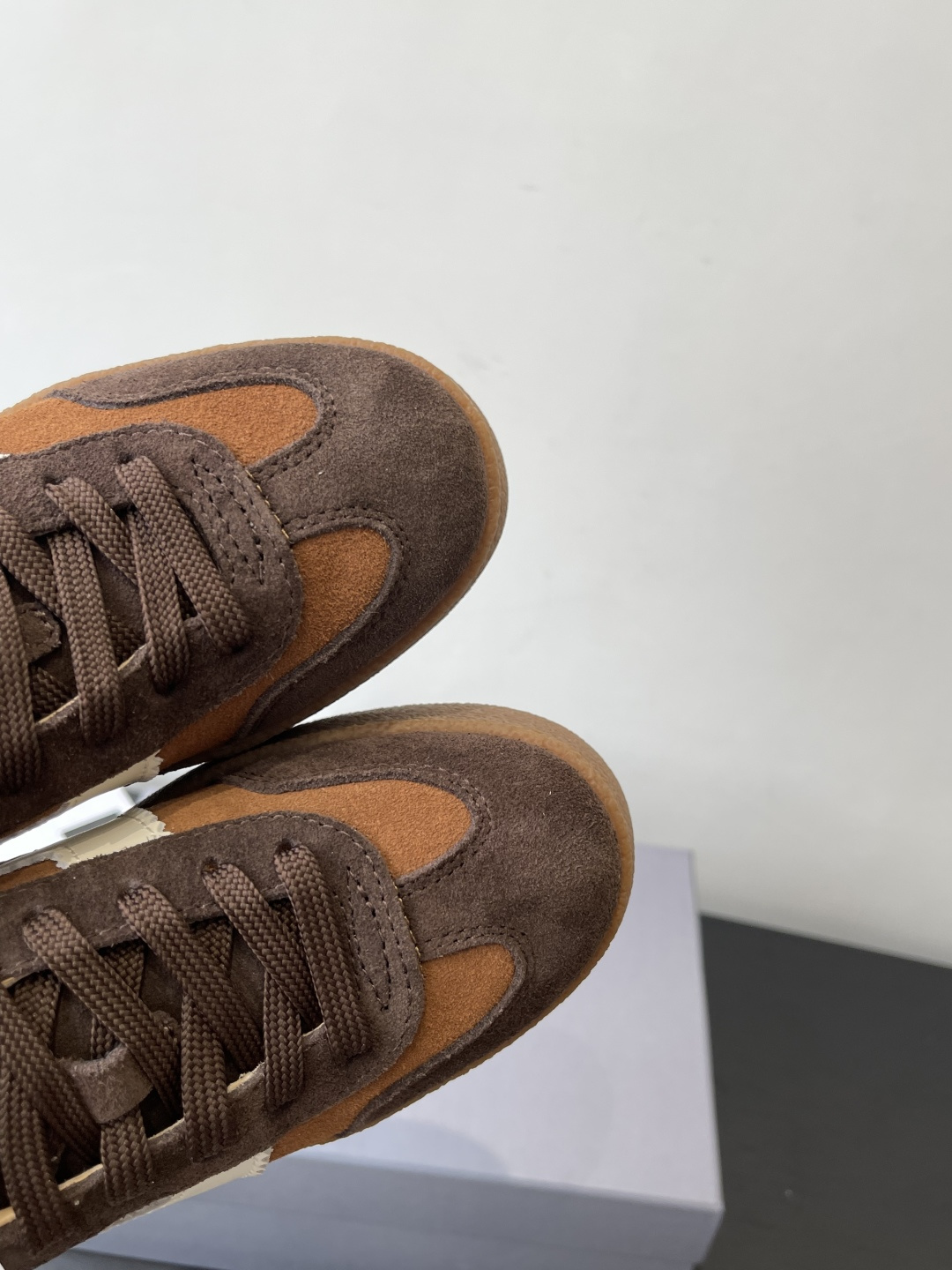 Title: Hogan H-Stripes Sports Recreational Shoes Review Summary: Lightweight, insulated summer shoes with asymmetrical stripes, metal H markings, and versatile design for various scenes. - 图片 7