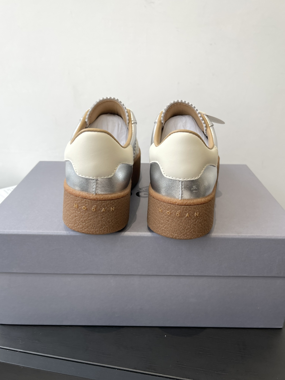 “Hogan H-Stripes Sports Recreational Shoes: Lightweight, Insulated, Asymmetrical Design for Urban and Business Commuters” - 图片 9