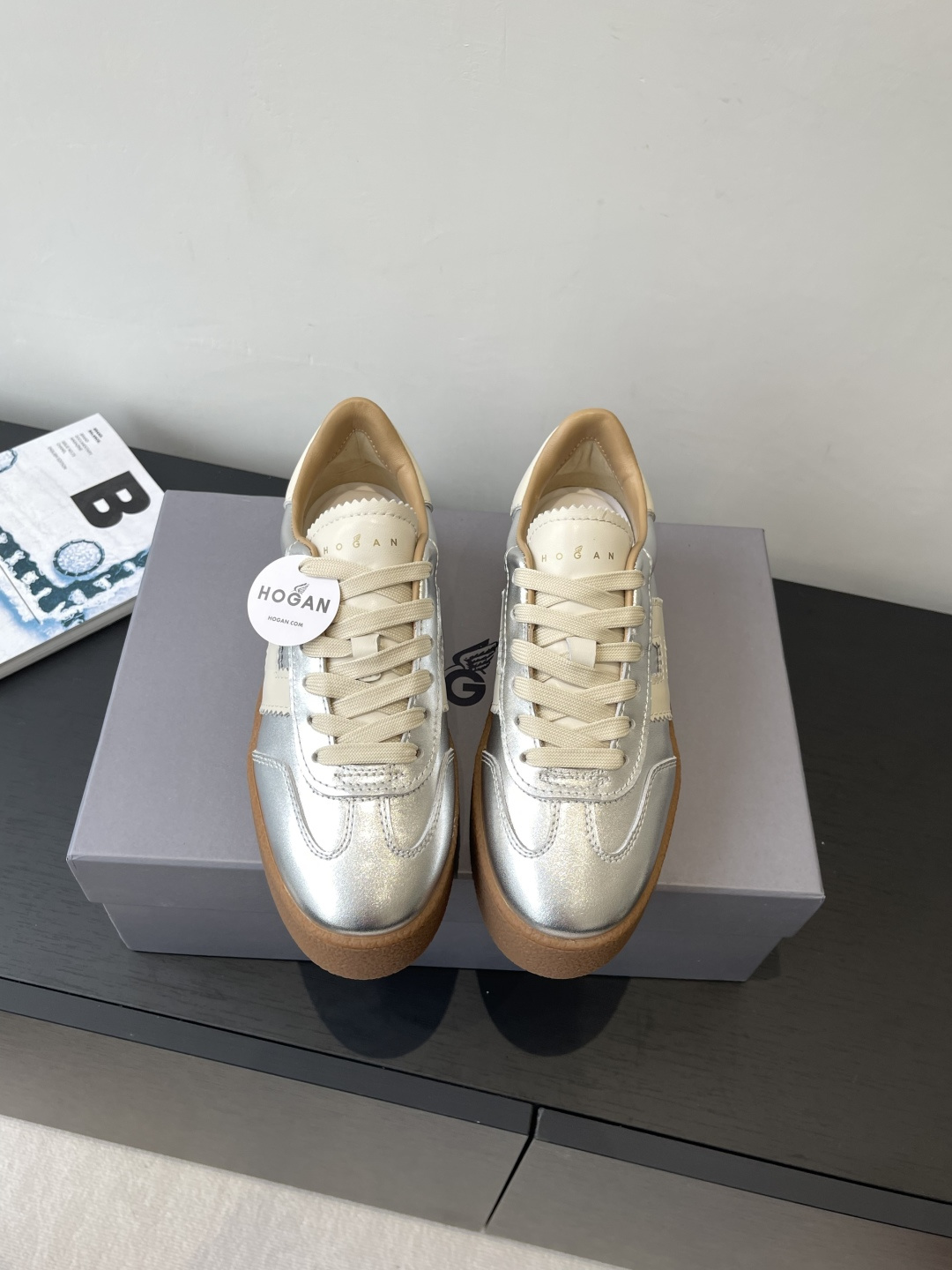 “Hogan H-Stripes Sports Recreational Shoes: Lightweight, Insulated, Asymmetrical Design for Urban and Business Commuters” - 图片 2