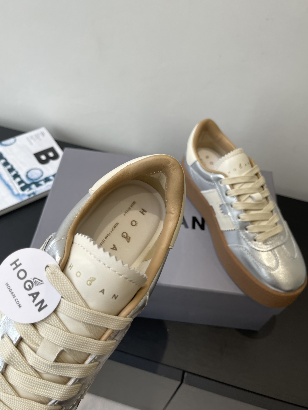 “Hogan H-Stripes Sports Recreational Shoes: Lightweight, Insulated, Asymmetrical Design for Urban and Business Commuters” - 图片 5