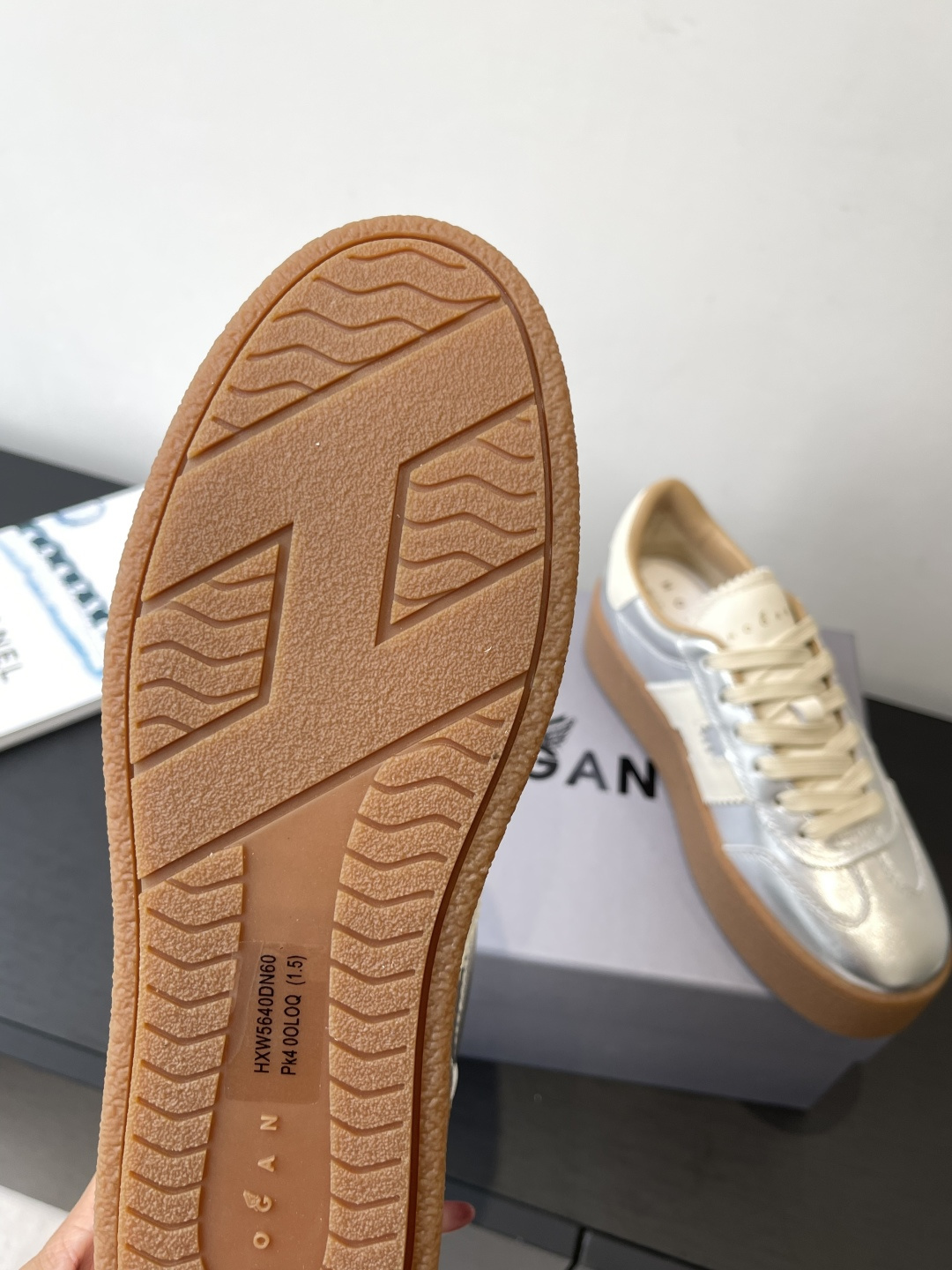 “Hogan H-Stripes Sports Recreational Shoes: Lightweight, Insulated, Asymmetrical Design for Urban and Business Commuters” - 图片 6