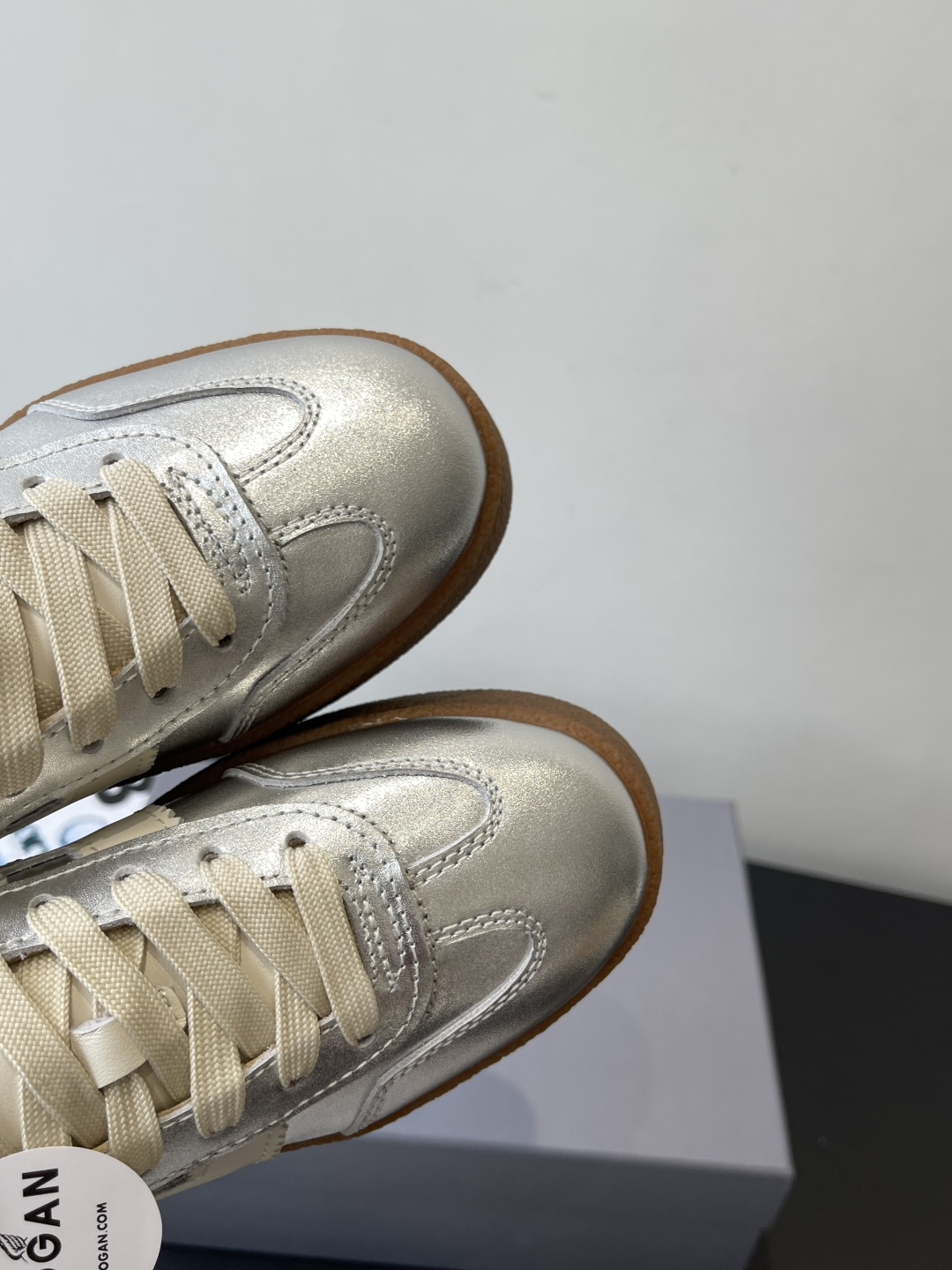 “Hogan H-Stripes Sports Recreational Shoes: Lightweight, Insulated, Asymmetrical Design for Urban and Business Commuters” - 图片 7