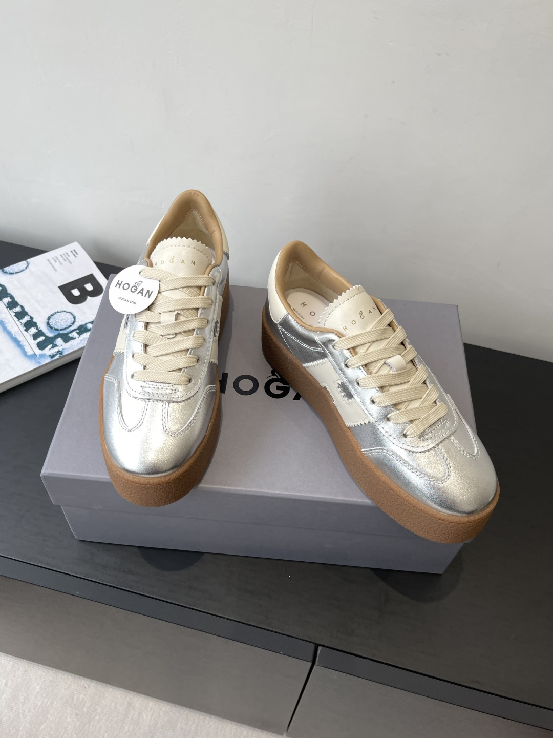 “Hogan H-Stripes Sports Recreational Shoes: Lightweight, Insulated, Asymmetrical Design for Urban and Business Commuters” - 图片 4