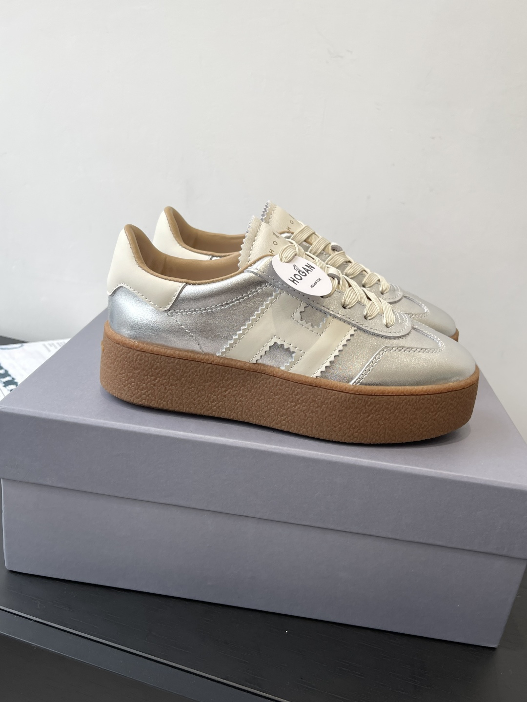 “Hogan H-Stripes Sports Recreational Shoes: Lightweight, Insulated, Asymmetrical Design for Urban and Business Commuters” - 图片 3