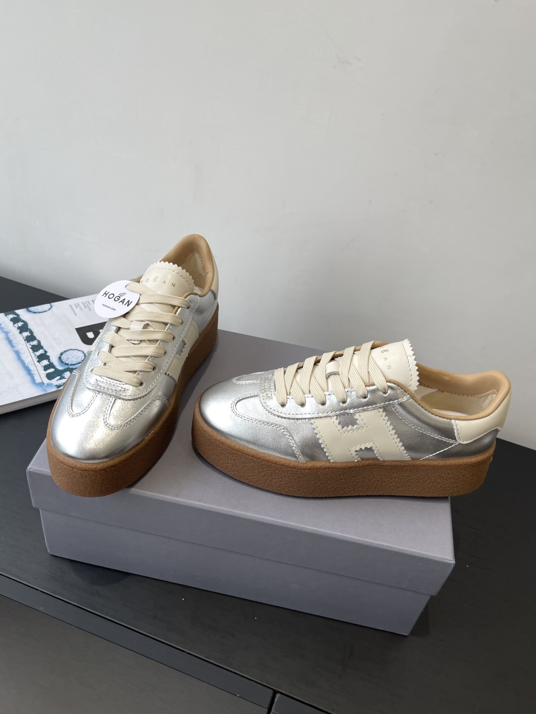 “Hogan H-Stripes Sports Recreational Shoes: Lightweight, Insulated, Asymmetrical Design for Urban and Business Commuters” - 图片 1