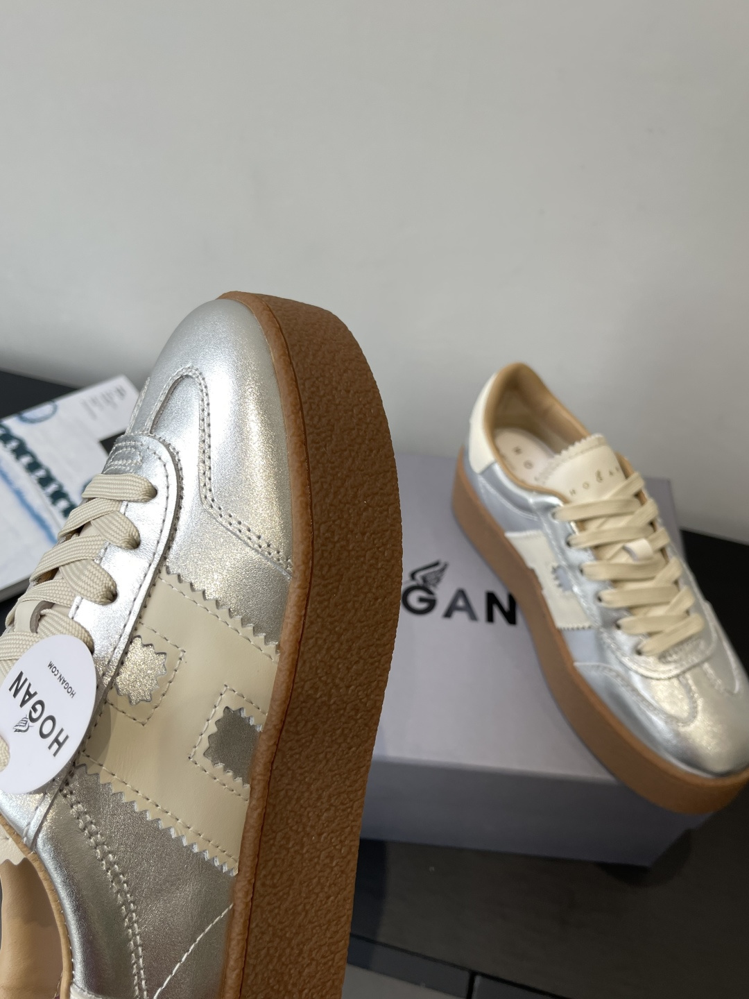 “Hogan H-Stripes Sports Recreational Shoes: Lightweight, Insulated, Asymmetrical Design for Urban and Business Commuters” - 图片 8