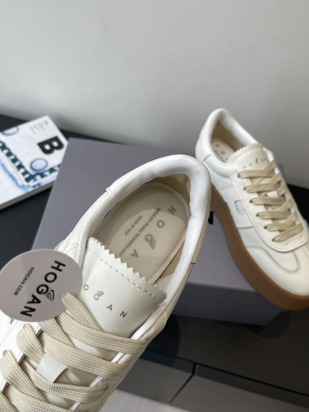 Title: Hogan H-Stripes Sports Recreational Shoes Summary Summary: Lightweight, insulated Hogan H-Stripes shoes with asymmetrical design, metal H markings, and versatile style for various occasions - 图片 5