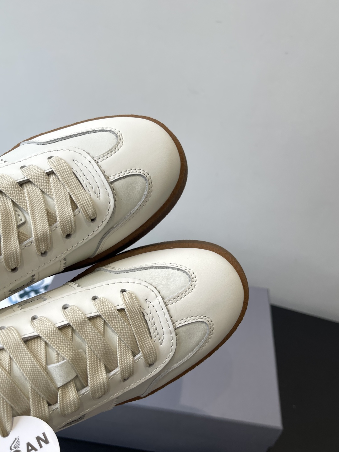 Title: Hogan H-Stripes Sports Recreational Shoes Summary Summary: Lightweight, insulated Hogan H-Stripes shoes with asymmetrical design, metal H markings, and versatile style for various occasions - 图片 7