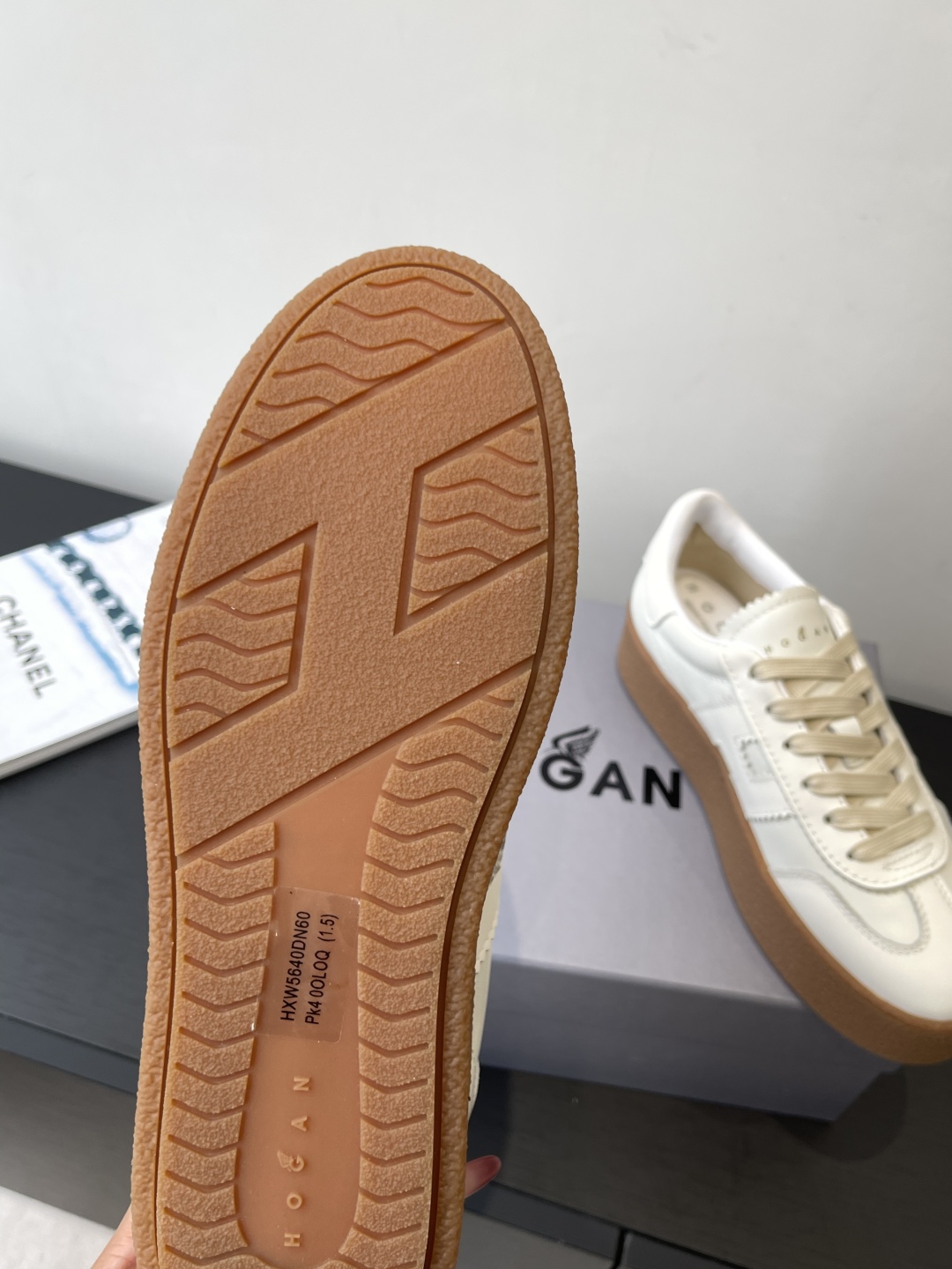 Title: Hogan H-Stripes Sports Recreational Shoes Summary Summary: Lightweight, insulated Hogan H-Stripes shoes with asymmetrical design, metal H markings, and versatile style for various occasions - 图片 6