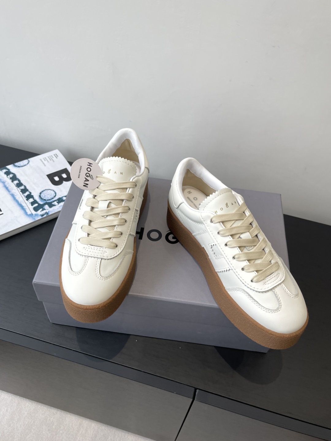 Title: Hogan H-Stripes Sports Recreational Shoes Summary Summary: Lightweight, insulated Hogan H-Stripes shoes with asymmetrical design, metal H markings, and versatile style for various occasions - 图片 4