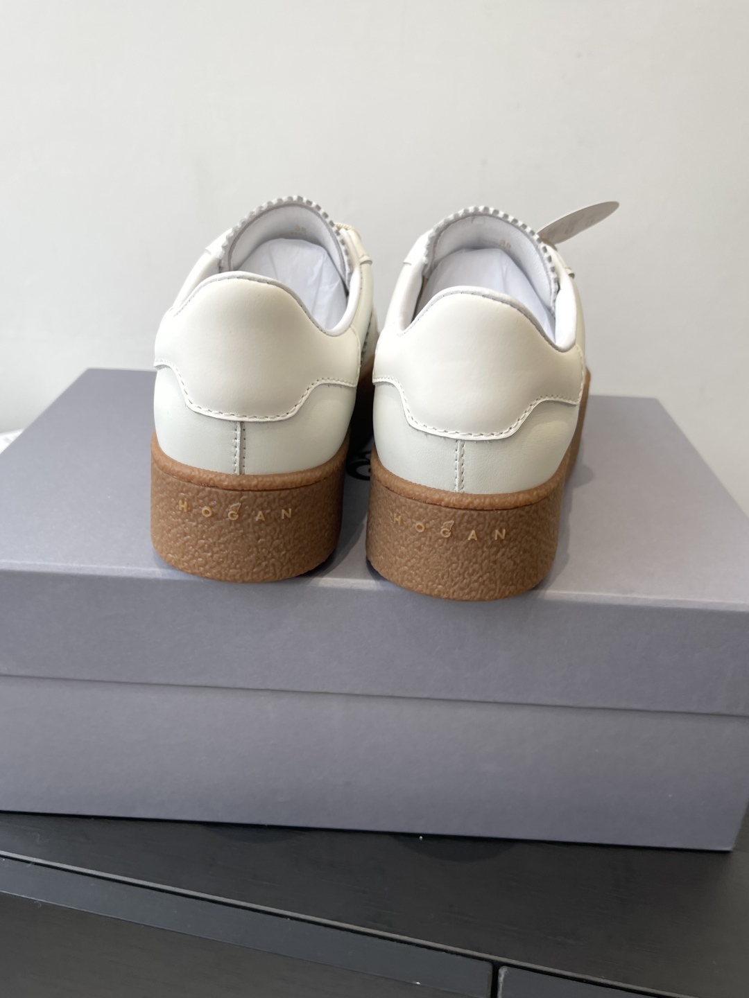 Title: Hogan H-Stripes Sports Recreational Shoes Summary Summary: Lightweight, insulated Hogan H-Stripes shoes with asymmetrical design, metal H markings, and versatile style for various occasions - 图片 9