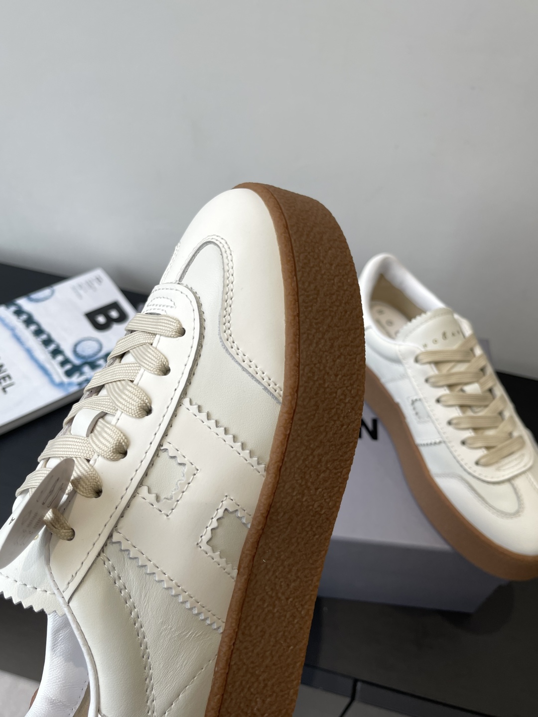 Title: Hogan H-Stripes Sports Recreational Shoes Summary Summary: Lightweight, insulated Hogan H-Stripes shoes with asymmetrical design, metal H markings, and versatile style for various occasions - 图片 8