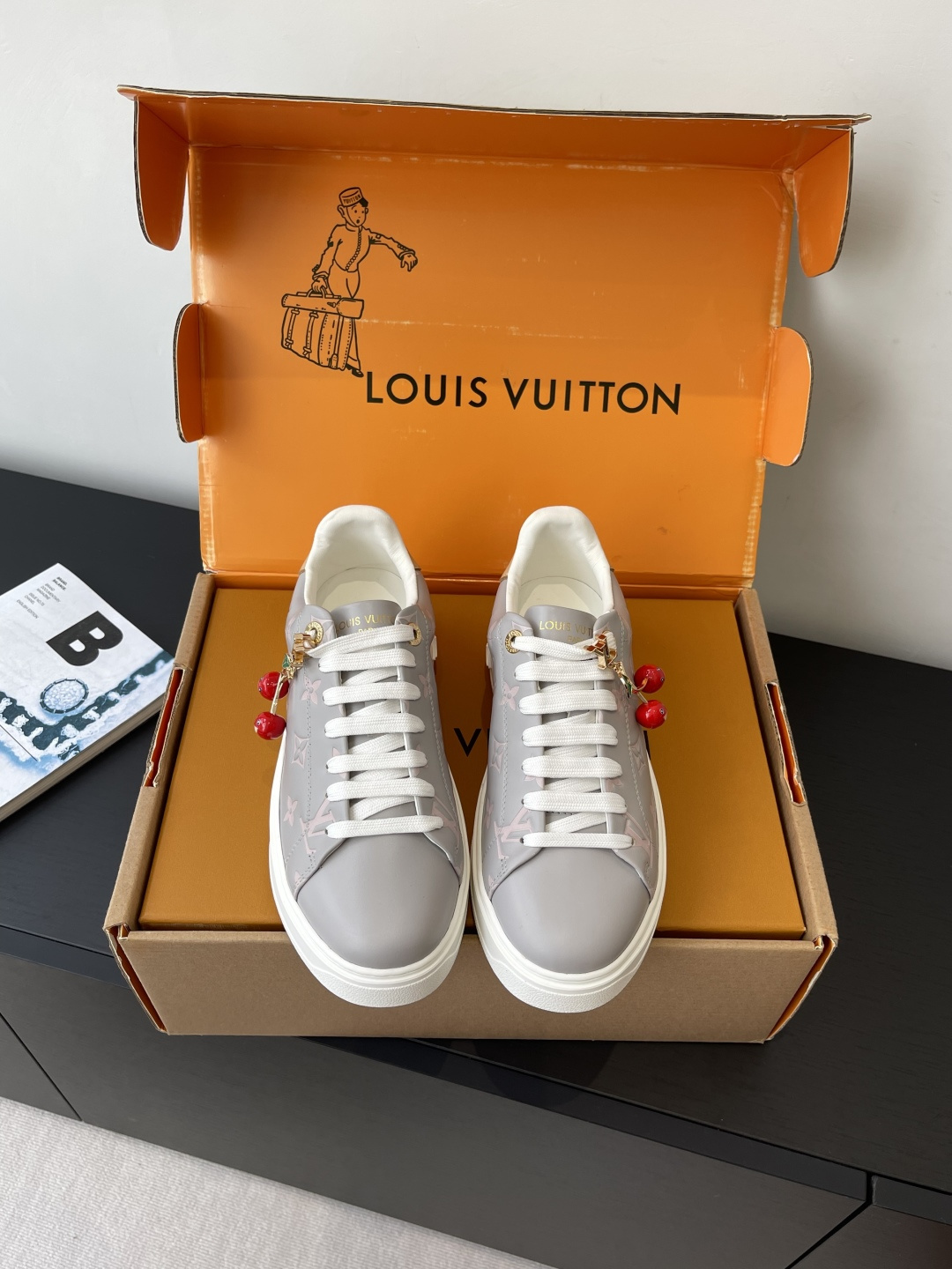 NO:460697,Louis Vuitton, Louis Vuitton, casual shoes, white shoes, many internet celebrity fashion bloggers plant grass, simple shoe grating design, brand LOGO embossing, old-fashioned splicing, shoe tongue LV Circle, rubber patchwork, rich details, original custom silk cowhide, inner water dyed cowhide, integrated molding process EVA footbed, original mold opening TPU outsole, size 35-41 (accessories 60), casual shoes/sports shoes, louis vuitton, louis vuitton, louis vuitton, louis vuitton, sneakers, cowhide19860909Louis Vuitton路易威登 休闲板鞋 小白鞋 超多网红时尚博主种草 简约的鞋型格板设计 品牌LOGO压花 老花拼接 鞋舌的 LV Circle 橡胶贴饰丰富细节 鞋面原版定制丝绸牛皮内里水染牛皮 一体成型工艺EVA垫脚 原版开模TPU大底 码数35-41（配饰60）,休闲鞋/运动鞋,louis vuitton,louis vuitton,louis vuitton,sneakers,cowhide,Women's Shoes