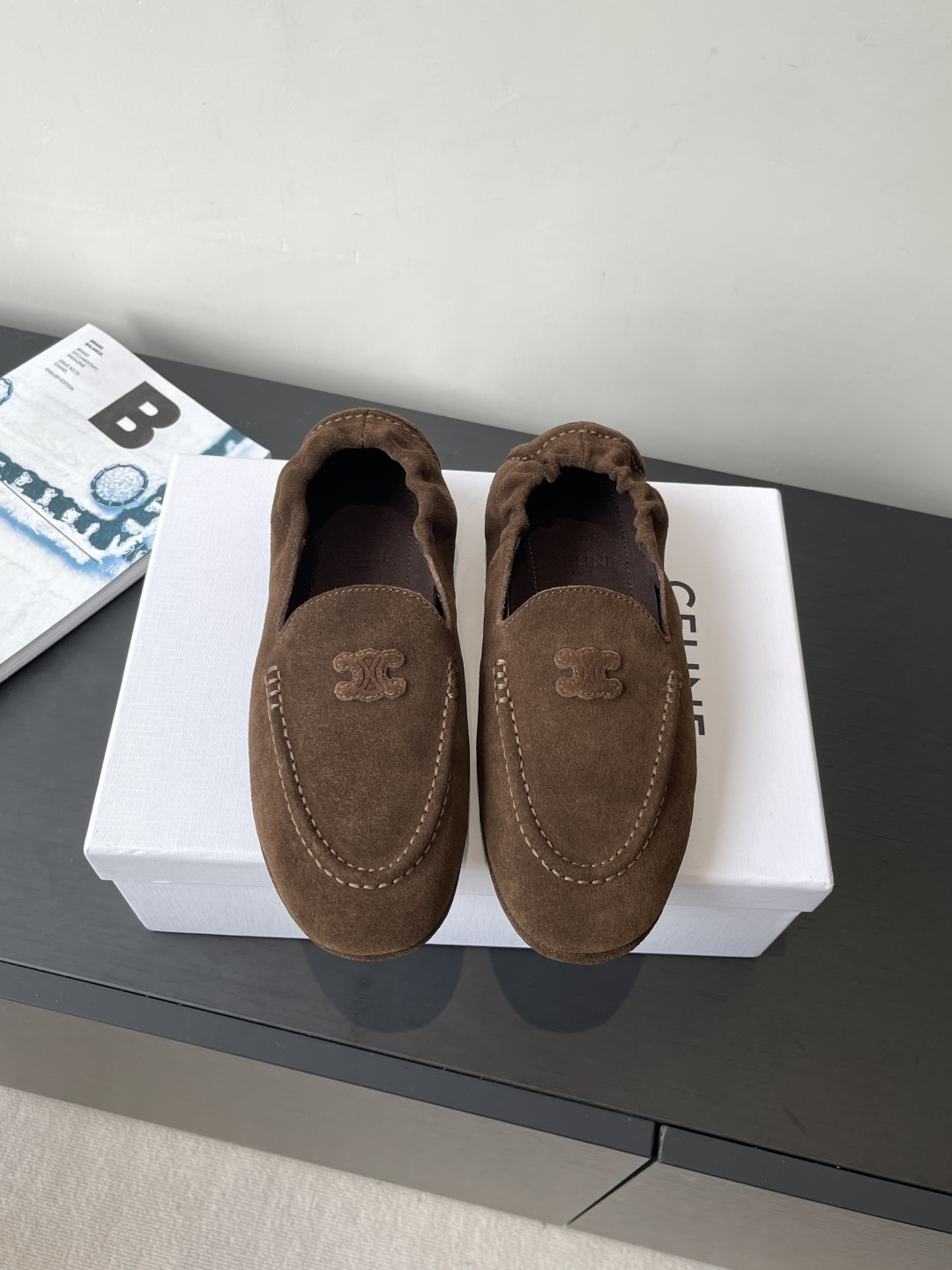 NO:463201,CELINE The latest Arc de Triomphe in autumn and winter, doodle shoes, thin-soled shoes, loafers, many celebrity celebrity grass, very popular thin-soled lazy style design elements, simple cowhide splicing and brand logo embellishment, very recognizable, super versatile and beautiful on the feet, debug countless lasts, gentle wear experience, foot feeling comfortable, original custom imported top layer cowhide, original custom breathable mixed-bred sheepskin, original mold opening and non-slip sole, size: 35-41 (40 41 custom made without return and exchange), loafers, celine, celine, loafers, cowhide, sheepskin19860909CElINE 赛琳 秋冬最新款凯旋门 豆豆鞋 薄底鞋 乐福鞋超多明星网红种草 非常火的薄底慵懒风设计元素 简简单单的牛皮拼接加上品牌logo点缀 非常有辨识度 上脚超级百搭好看 调试无数次楦型 轻柔穿着体验 脚感舒适度拉满面料原版定制进口头层牛皮 内里原版定制透气混种羊皮 原版开模防滑大底 码数:35-41（40 41定做不退换）,乐福鞋,celine,celine,loafers,cowhide,sheepskin,Women's Shoes