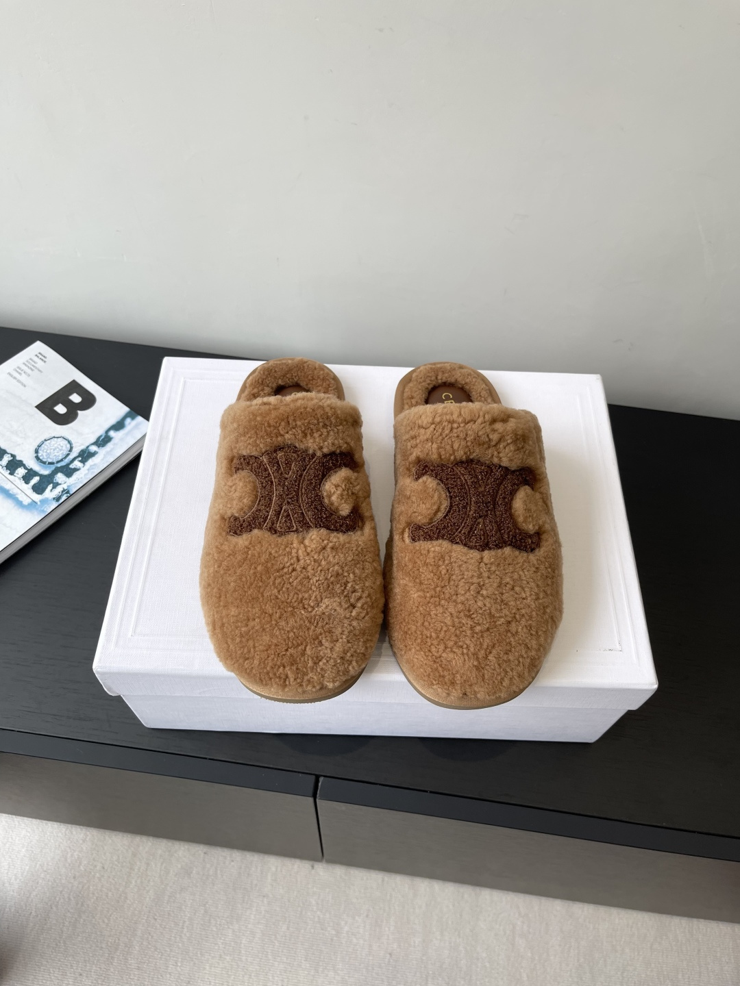 NO:463195,CELINE The latest Arc de Triomphe wool slippers in autumn and winter. This pair of wool slippers is also very beautiful. Overall, it looks very high-end. It is perfect with jeans in autumn and winter. It has a fashionable element and is full of nobleness. It can always show the fashionable charm of women when worn. It is fashionable but not too ostentatious. The Arc de Triomphe logo is so beautiful. The upper is really wool inside. Original non-slip sole. Size 35-40. Semi-torque wool shoes, celine, celine, slippers, shorts19860909CELINE 赛琳 秋冬最新款凯旋门羊毛拖鞋 这双毛拖也是好好看 整体一看就是非常高级 搭配秋冬的牛仔短裤 简直就是完美呀 大爱款 有时尚元素 贵气感十足 穿上它总能展现女性时尚韵味 时尚却不过分张扬 凯旋门logo实在太美 鞋面内里真羊毛 原版防滑大底 码数35-40,半拖毛毛鞋,celine,celine,slippers,shorts,Women's Shoes