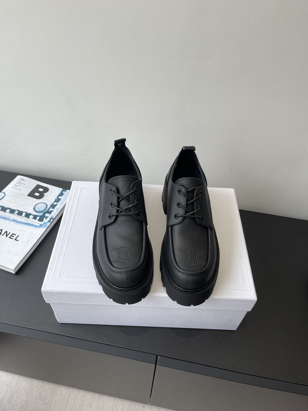 NO:463189,Celine 25ss latest hit, thick sole, loafers, really unique. You must buy a pair of celine loafers. Retro style classic, super versatile, simple and atmospheric, can be matched at will, no matter the skirt and pants, it is a perfect beauty. It all shows its brand atmosphere. Upper, cowhide, cowhide, original mold open sole, size 35-40 (40 custom made, no return or exchange), loafers, celine, celine, loafers, skirts, cowhide19860909Celine 赛琳 25ss最新爆款 厚底 乐福鞋 真的是太有特色了 必须要入手一双celine乐福鞋 复古风经典款 超级百搭 简单大气 无论裙装裤装都能随意搭配 妥妥的颜霸 无不彰显它的品牌气息 鞋面牛反绒 内里牛皮 原版开模大底 码数35-40（40定做不退换）,乐福鞋,celine,celine,loafers,skirts,cowhide,Women's Shoes