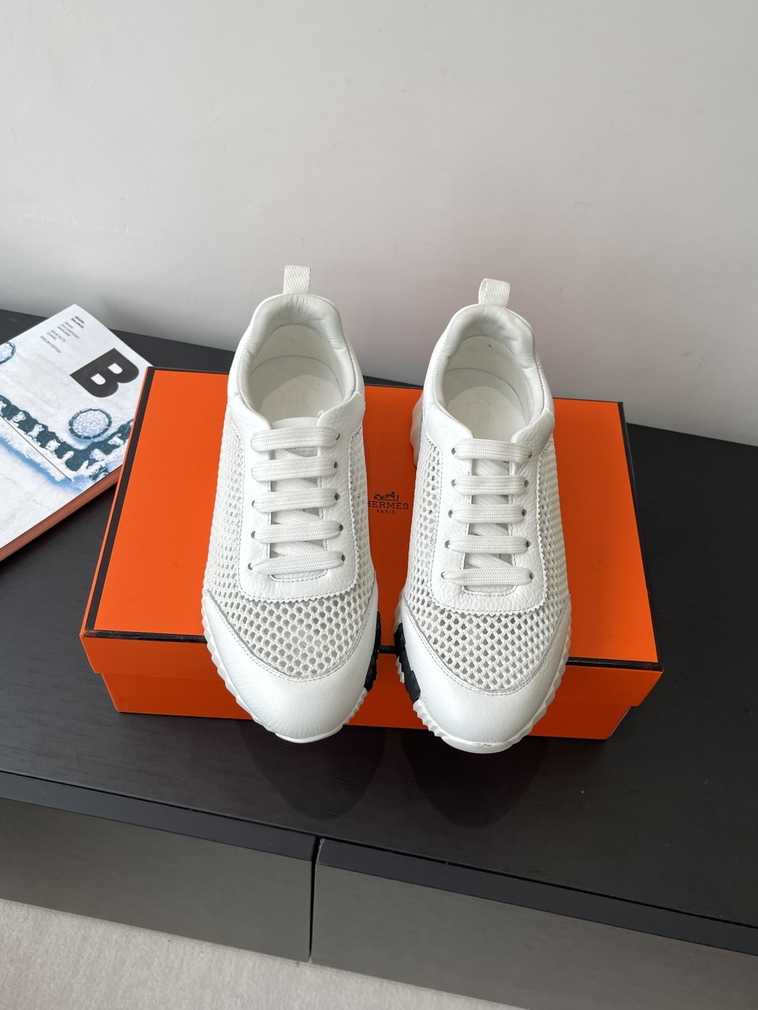 NO:463184,Top version for women and men Hermes Hermes H-H family classic couple style casual sneakers couple style casual shoes sports dad shoes combined with high-tech canvas and suede goatskin on the rubber sole are decorated with exaggerated 'H' letters. Italic design and bright colors show vitality. Continue brand design and inspiration for design. Walking around the city lightly and feel unrestrained and comfortable. Original material of the fabric is special fabric and beef reverse velvet. The inner breathable mesh fabric + water dyed beef lining. The large sole open mold TPU + rubber foam material. The bottom thickness is 3CM. The size is 35-46 (for women 40. men 45.46 custom-made without return or exchange), casual shoes/sports shoes, hermes, hermes, sneakers, sheepskin, chamois leather19860909顶级版本 女男 Hermes 爱马仕H家经典情侣款 休闲运动鞋 情侣款休闲之履运动老爹鞋结合高科技帆布与麂皮山羊皮 在橡胶鞋底上饰以夸张“H”字母 斜体设计和鲜艳色彩展现活力 延续品牌设计灵感 轻盈漫步都市 感受无拘舒适 面料原版材质特殊布料和牛反绒 内里透气网布+水染牛里 大底开模TPU+橡胶发泡材质 底厚3CM 码数35-46（女40.男45.46定做不退换）,休闲鞋/运动鞋,hermes,hermes,sneakers,sheepskin,chamois leather,Women's Shoes