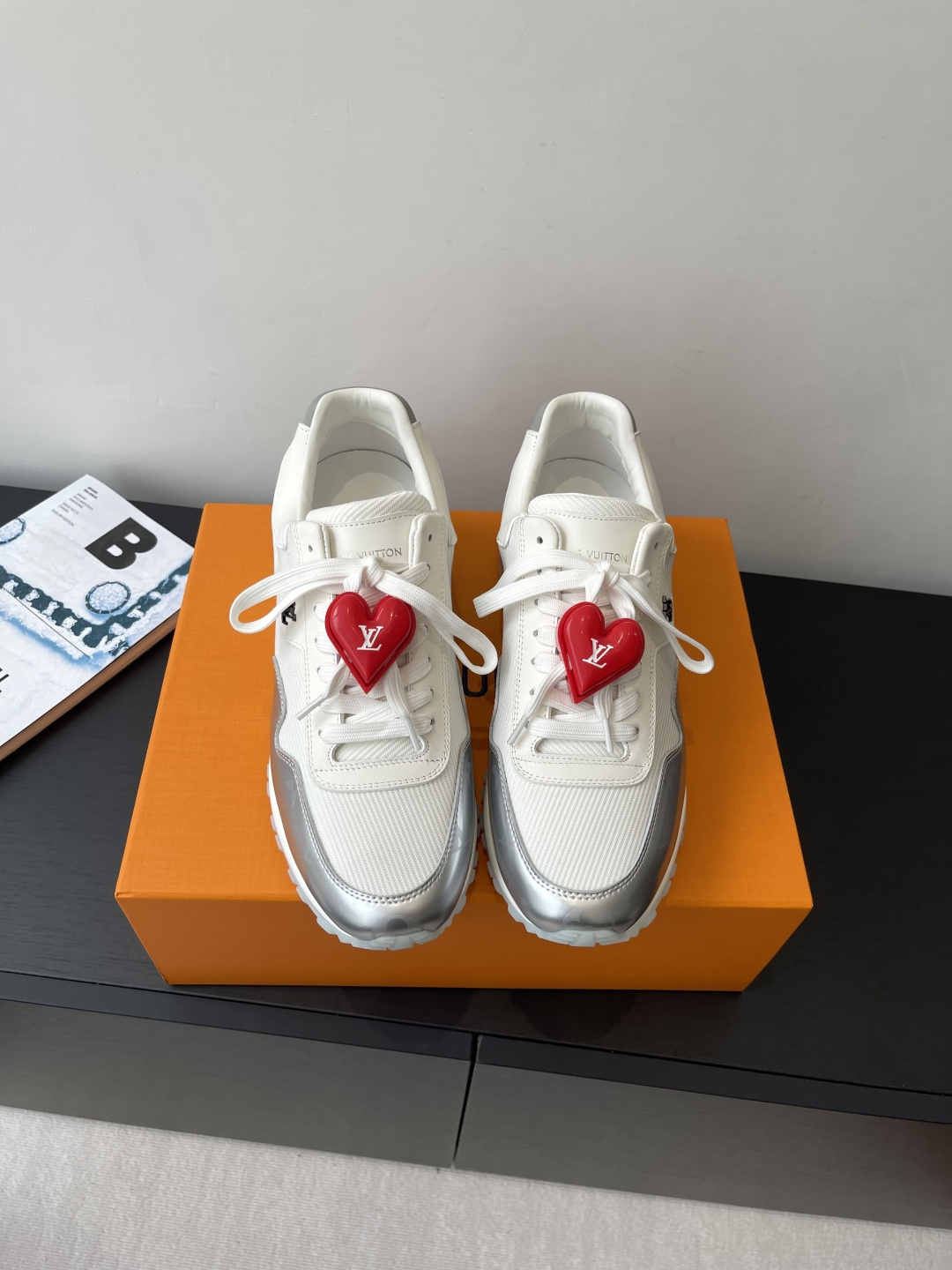 NO:464046,Louis Vuitton Classic men's sneakers. The essence of running shoes design creates iconic Run Away sneakers Monogram canvas Calfskin and fabric clever splicing with technology rubber outsole and hand-sewn authentic development heavy craftsmanship creation Size: 39-46 (accessories 60), casual shoes/sports shoes, louis vuitton, louis vuitton, sneakers, cowhide19860909Louis Vuitton 路易威登 经典男士运动鞋.跑鞋的设计精髓 创造标志性 Run Away 运动鞋 Monogram 帆布 小牛皮和织物巧妙拼接 搭配科技橡胶外底和手工缝制 正品开发重工艺打造 码数:39-46（配饰60）,休闲鞋/运动鞋,louis vuitton,louis vuitton,sneakers,cowhide,Women's Shoes