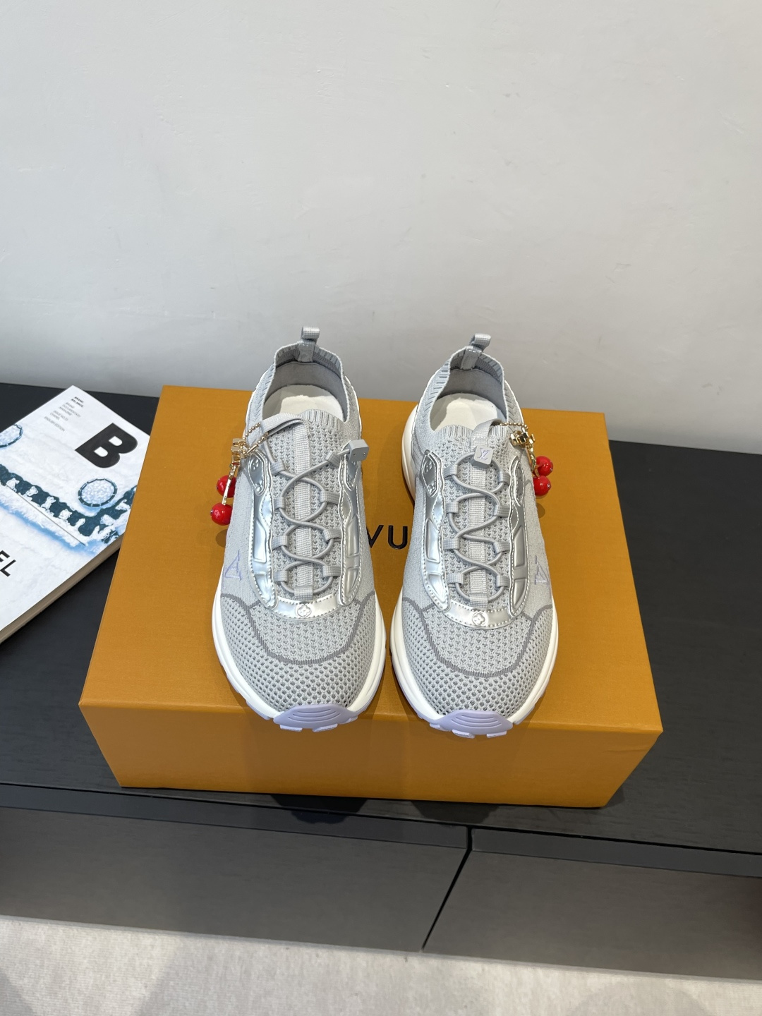 NO:465571,LV Louis Vuitton 25ss new sports shoes sock shoes This sporty streamlined design is inspired by running shoes. The exquisite upper is made of a variety of technical materials, including mesh and metal synthetic leather. It is characterized by many iconic details. Lightweight EVA is designed for bounce and comfort. The mesh design ensures the breathability of the shoes. EVA material is not heavy at all. It is not tired at all when walking. Excellent feel of the foot. Full of technology. Daily pair of ripped jeans. Wear a white T. It is casual and lazy and fashionable to fly. Seven days a week. It is worth buying with this pair of shoes. Size 35-45 (accessories 60), casual shoes/sports shoes, louis vuitton, louis vuitton, sneakers, jeans, socks19860909LV 路易威登 25ss新款 运动鞋 袜子鞋  这款运动流线型设计灵感来自跑鞋.精致的鞋面由多种技术材料制成 包括网眼和金属合成皮革 其特点是许多标志性的细节 轻质EVA 专为弹跳和舒适而设计 网面设计保证了鞋子的透气性 EVA材质 一点也不重 走起路来一点都不会累 极佳的脚感 科技感十足 日常搭条破洞牛仔裤 穿个白T 随性慵懒又时髦到飞起 一周七天 都能靠这一双鞋“撑场面”太值得剁手了 码数35-45（配饰60）,休闲鞋/运动鞋,louis vuitton,louis vuitton,sneakers,jeans,socks,Women's Shoes