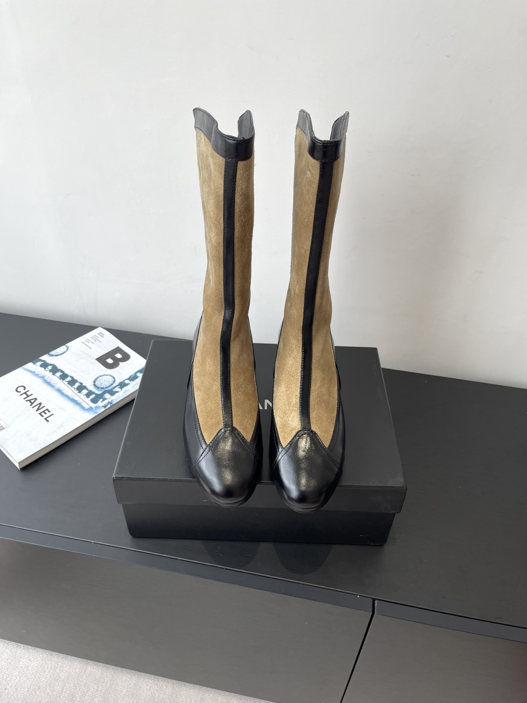 NO:466320,Chanel Chanel 25ss thick-soled knight boots, new autumn and winter style, Xiaohongshu strongly recommended style, fashion essentials, Chanel women love simple and irresistible, gold hardware buckle, matching shows a unique style of dressing, inner foot pads, water dyed cowhide, Italian leather soles, Size: 35-41 (40.41. Custom made without return), boots, chanel, chanel, boots, cowhide, Leather soles19860909Chanel 香奈儿 25ss厚底骑士靴 秋冬新款 小红书力推款 时髦精必备 香奈儿女士钟爱简约又难以抗拒系 金色五金扣 搭配展现与众不同的穿搭风格 内里垫脚水染牛皮 意大利真皮大底 码数:35-41（40.41.定做不退换）,靴子,chanel,chanel,boots,cowhide,Leather soles,Women's Shoes