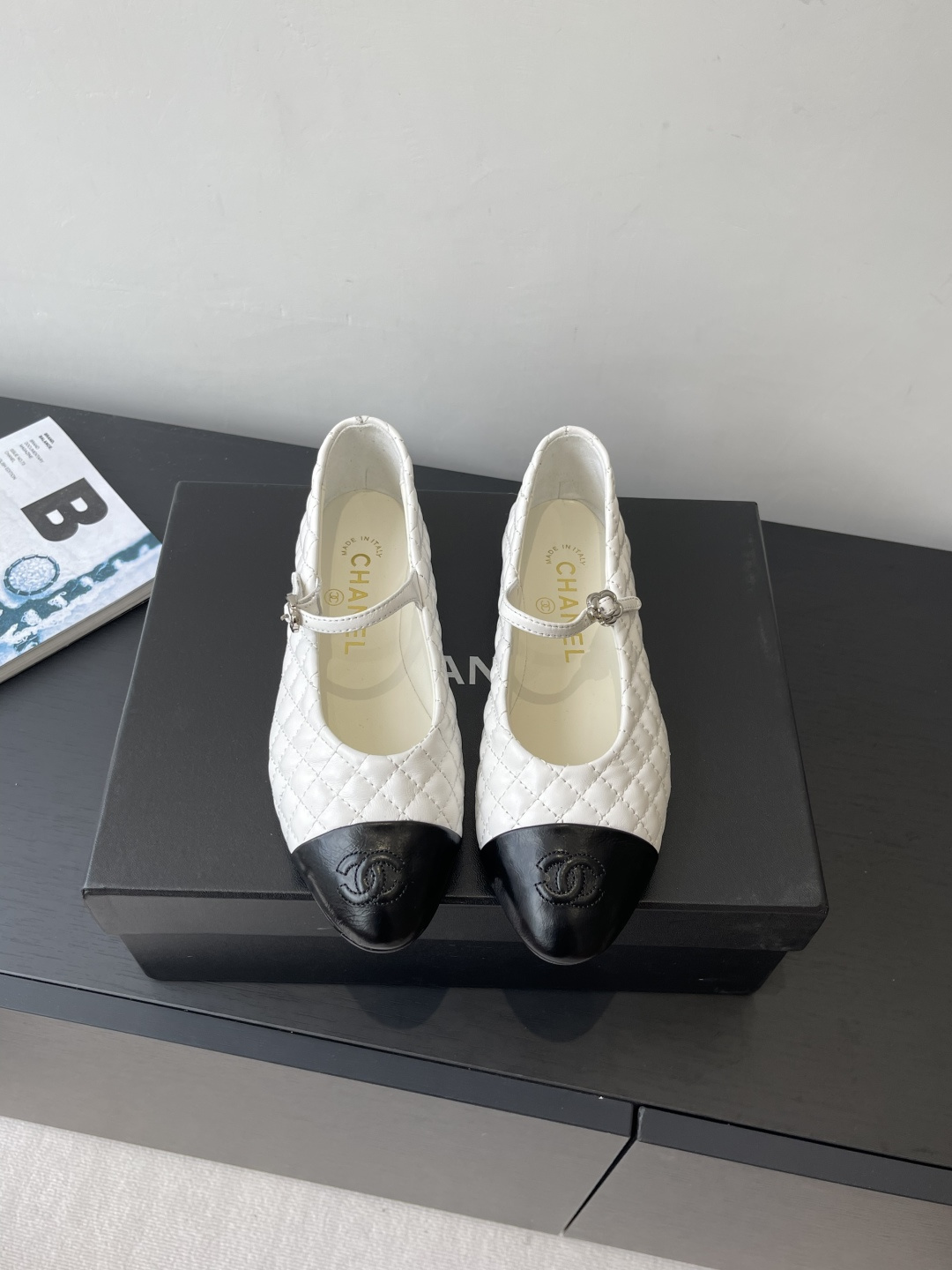 NO:466314,CHANEL 25ss new Rhombus Mary Jane shoes really fall in love with Chanel who wants to dance ballet. Xiaoxiang C's super stylish pair of flat shoes and singles are very outstanding with small socks. The most beautiful Mary Jane shoes of the year are paired with sexy small shoes. The cute and playful feel is just right. The feeling of a rich family is rich. The upper calf leather upper, inner footbed sheepskin Italian leather sole. Size 35-41 (40 41 custom made, non-return and exchange), Mary Jane, chanel, chanel, chanel, mary jane, cowhide, sheepskin, socks19860909CHANEL 香奈儿 25ss新款菱格玛丽珍鞋 真的一眼爱上的程度 穿上想跳芭蕾的Chanel 小香C家超级有格调的一双平底单鞋单穿配个小袜子都非常出彩 本年度最美玛丽珍鞋搭配性感小单鞋 将可爱俏皮拿捏得恰到好处 自带富家千金的感觉 鞋面小牛皮 内里垫脚羊皮 意大利真皮底 码数35-41（40 41 定做不退换）,玛丽珍,chanel,chanel,chanel,mary jane,cowhide,sheepskin,socks,Women's Shoes