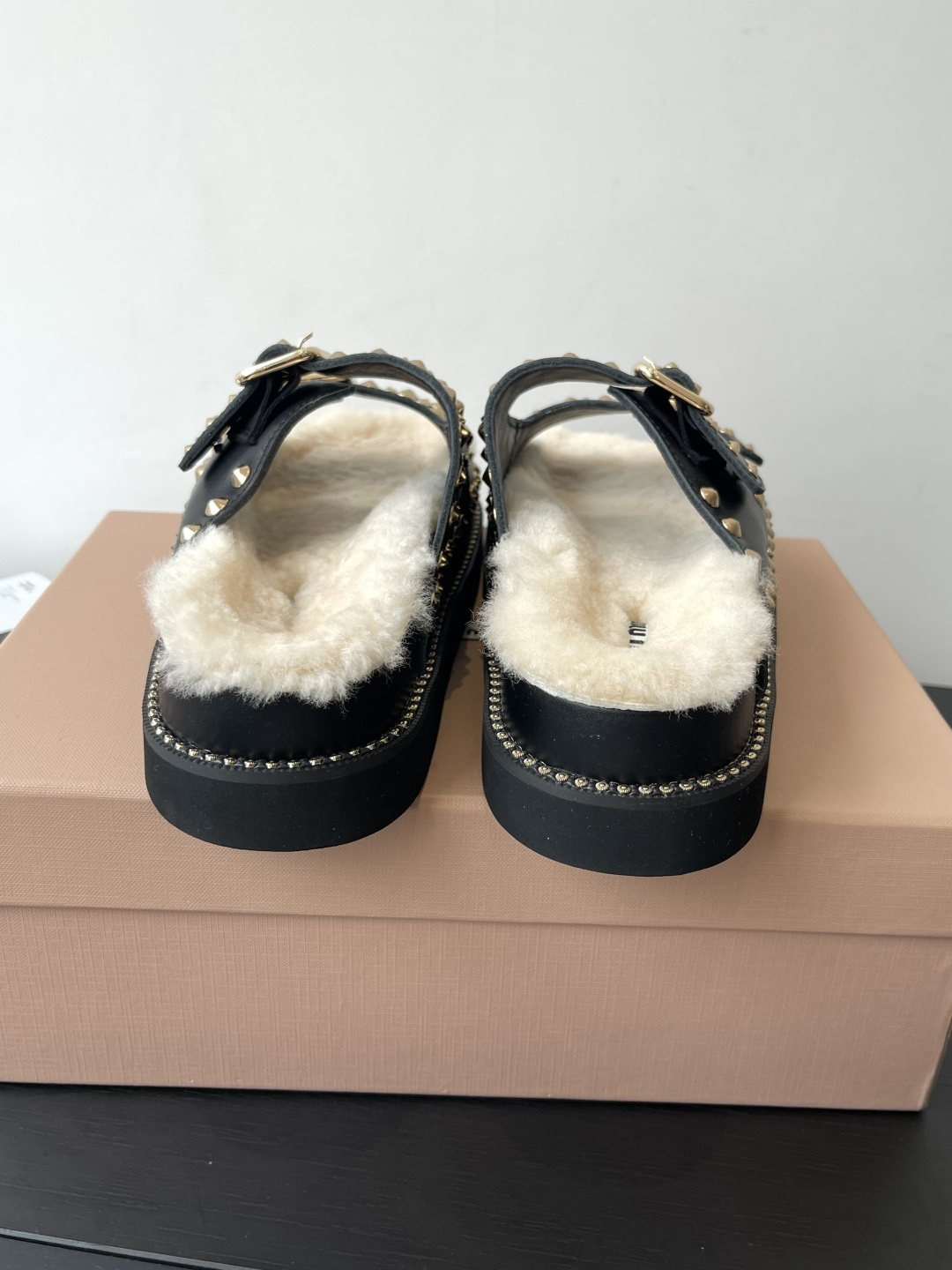 Miu Miu 缪缪 新品 厚底铆钉羊毛拖鞋 平底 软底 简约又不失小特点的仙女鞋上线 喜欢设计风的亲应该会很爱这款吧
