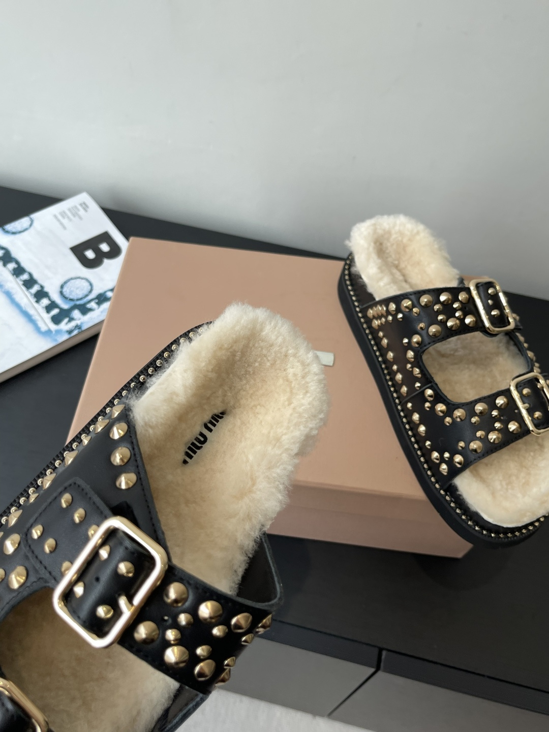 Miu Miu 缪缪 新品 厚底铆钉羊毛拖鞋 平底 软底 简约又不失小特点的仙女鞋上线 喜欢设计风的亲应该会很爱这款吧