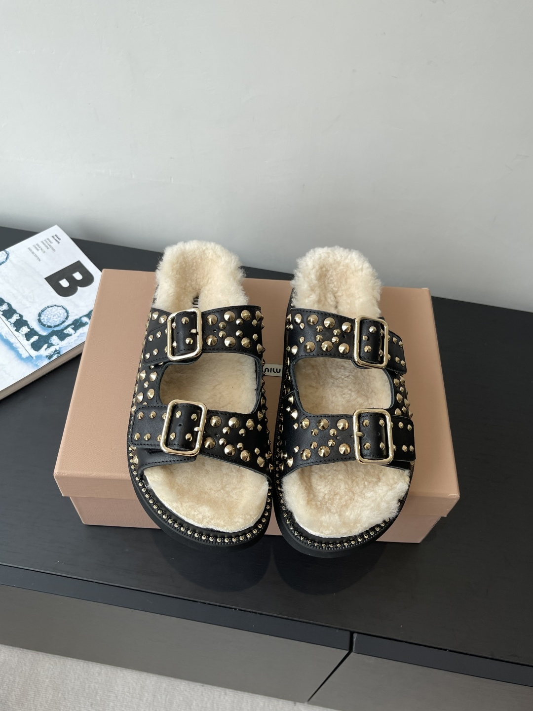 Miu Miu 缪缪 新品 厚底铆钉羊毛拖鞋 平底 软底 简约又不失小特点的仙女鞋上线 喜欢设计风的亲应该会很爱这款吧