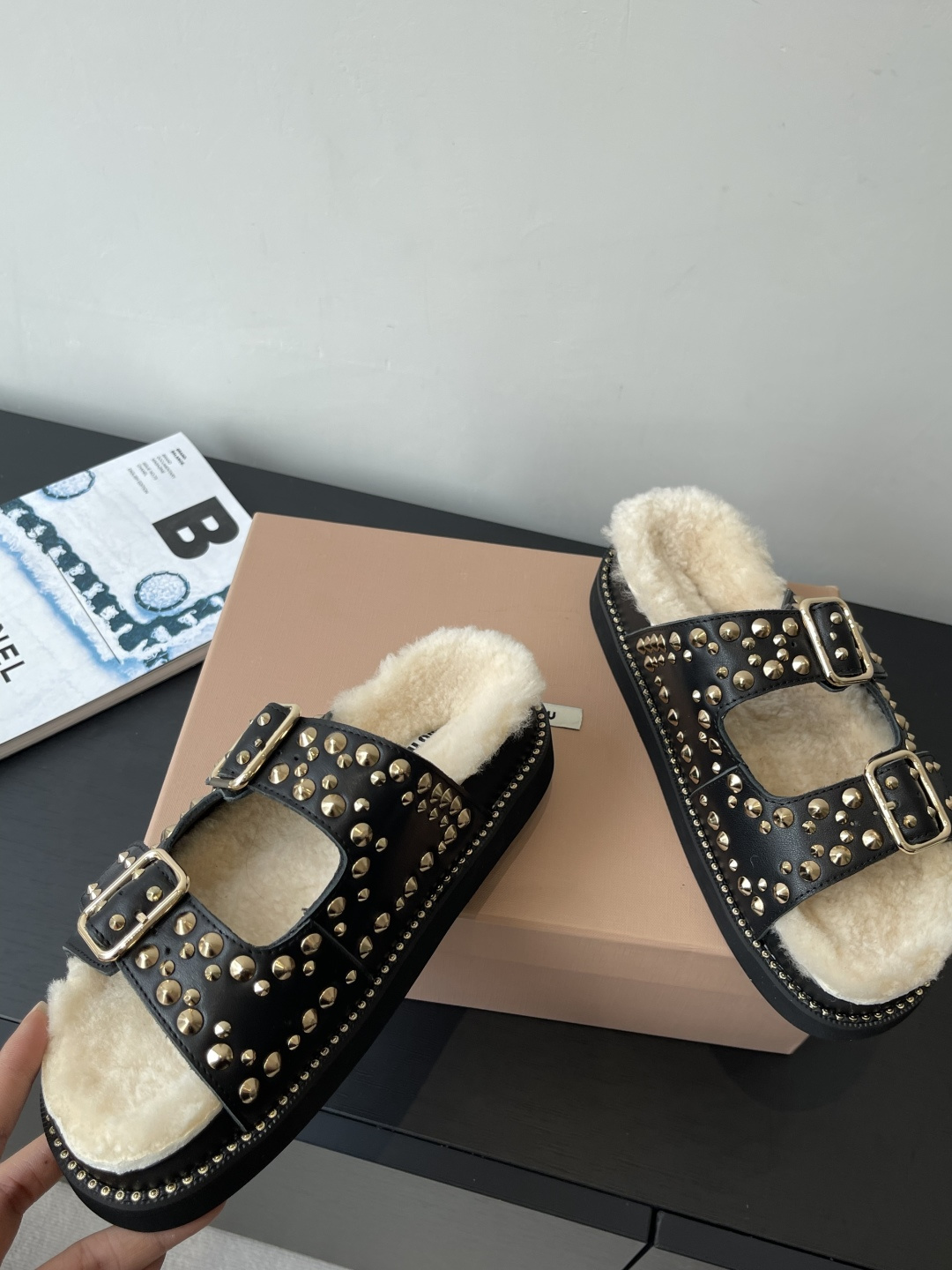 Miu Miu 缪缪 新品 厚底铆钉羊毛拖鞋 平底 软底 简约又不失小特点的仙女鞋上线 喜欢设计风的亲应该会很爱这款吧