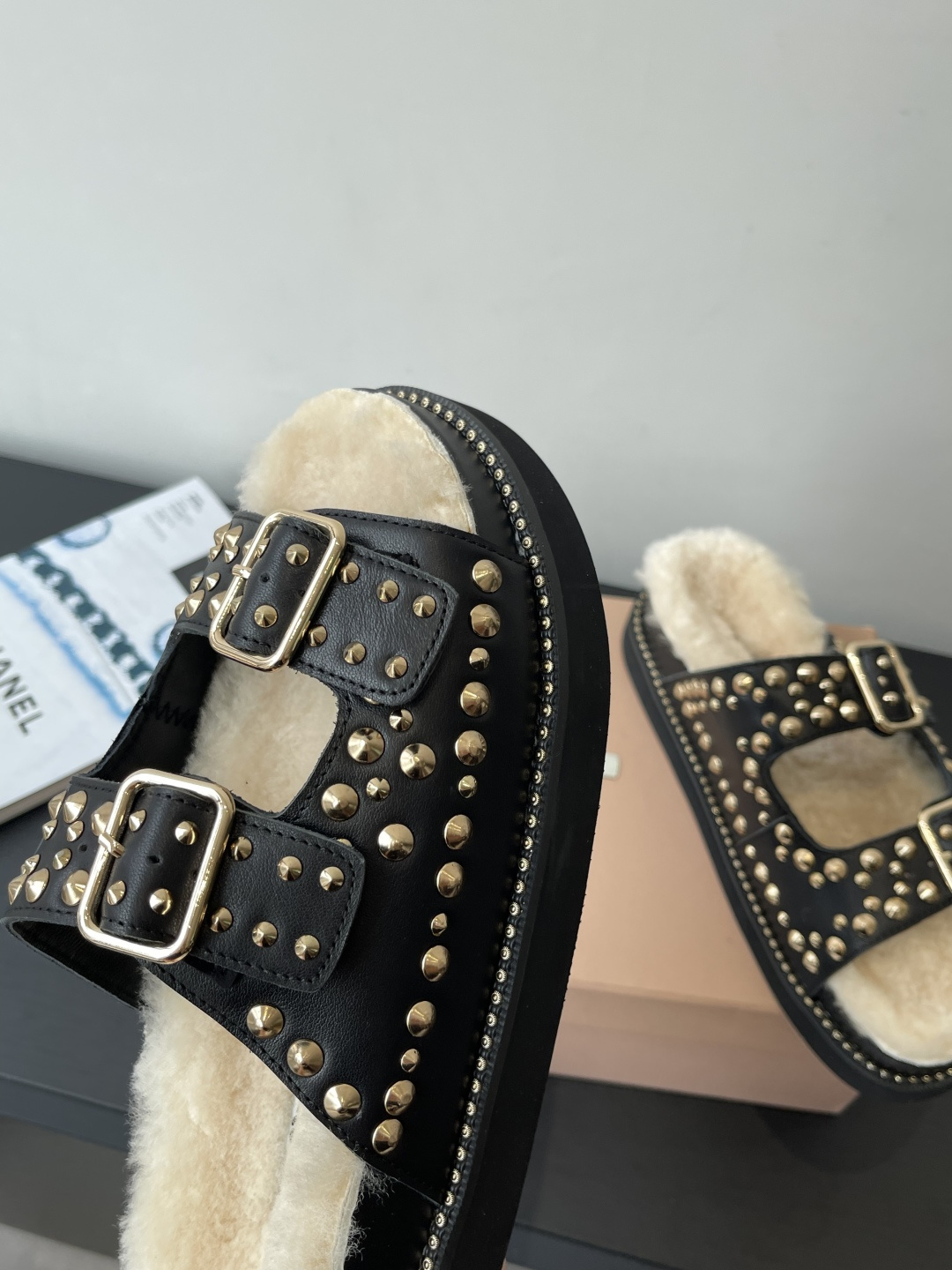 Miu Miu 缪缪 新品 厚底铆钉羊毛拖鞋 平底 软底 简约又不失小特点的仙女鞋上线 喜欢设计风的亲应该会很爱这款吧