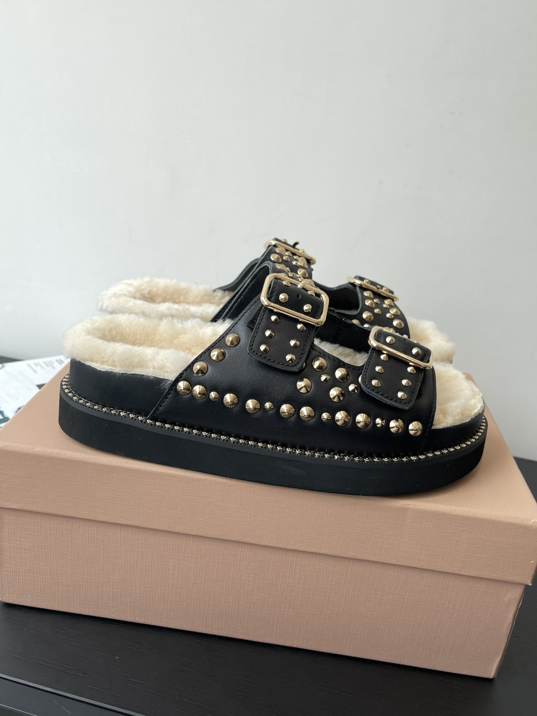 Miu Miu 缪缪 新品 厚底铆钉羊毛拖鞋 平底 软底 简约又不失小特点的仙女鞋上线 喜欢设计风的亲应该会很爱这款吧