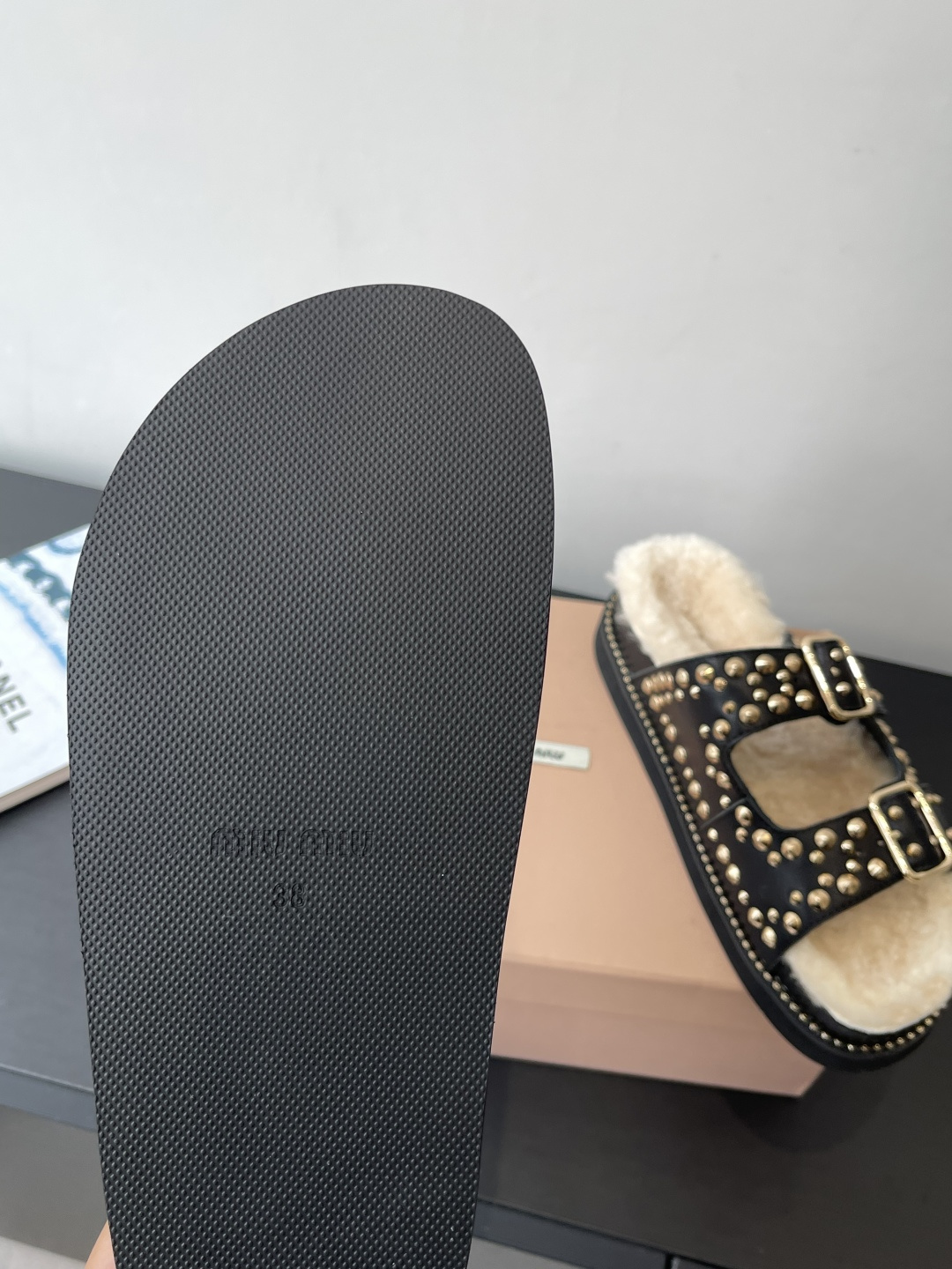 Miu Miu 缪缪 新品 厚底铆钉羊毛拖鞋 平底 软底 简约又不失小特点的仙女鞋上线 喜欢设计风的亲应该会很爱这款吧