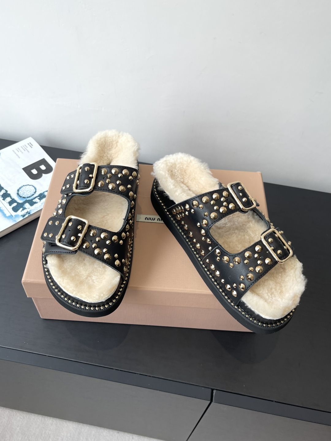 Miu Miu 缪缪 新品 厚底铆钉羊毛拖鞋 平底 软底 简约又不失小特点的仙女鞋上线 喜欢设计风的亲应该会很爱这款吧