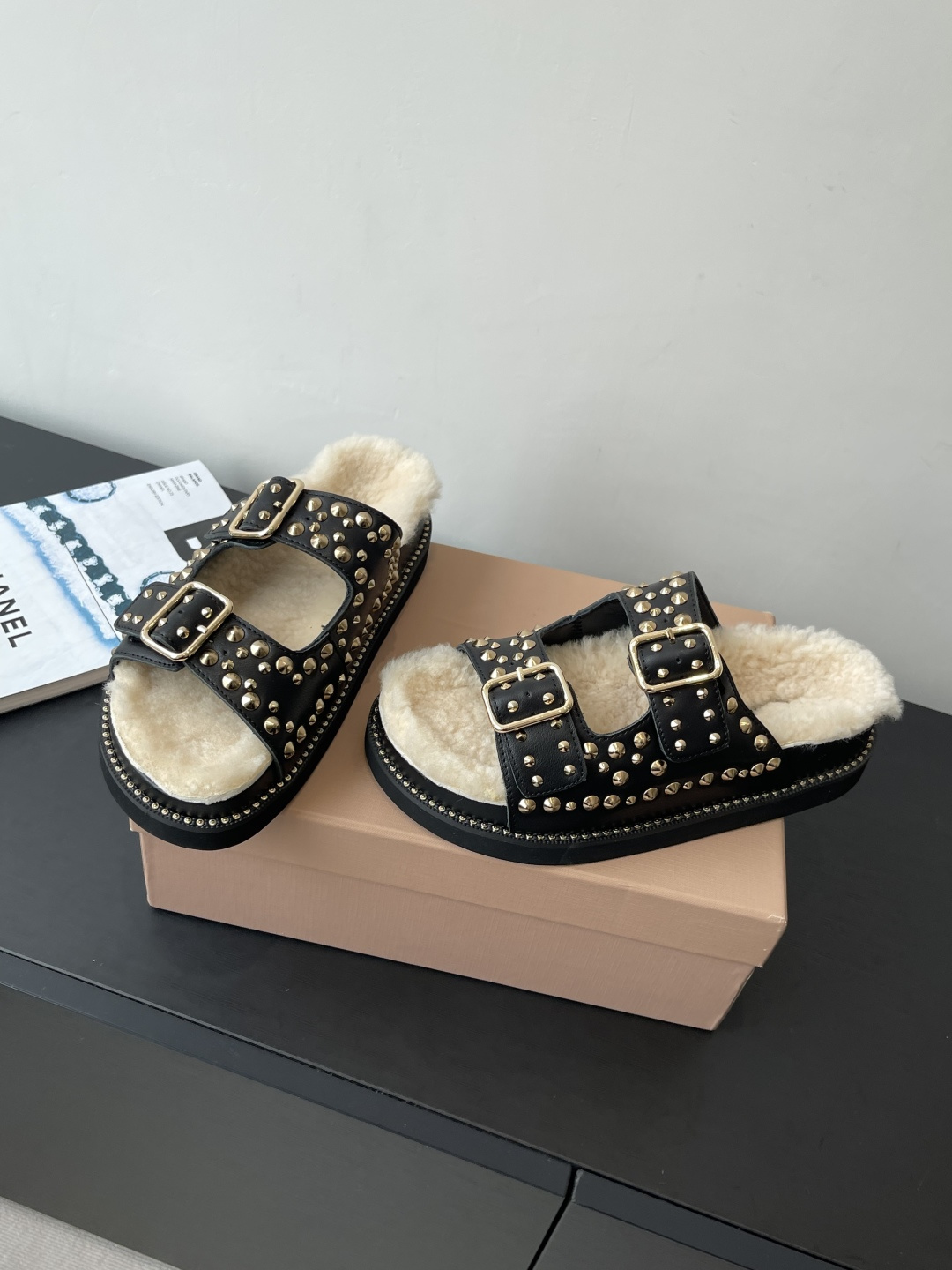 Miu Miu 缪缪 新品 厚底铆钉羊毛拖鞋 平底 软底 简约又不失小特点的仙女鞋上线 喜欢设计风的亲应该会很爱这款吧