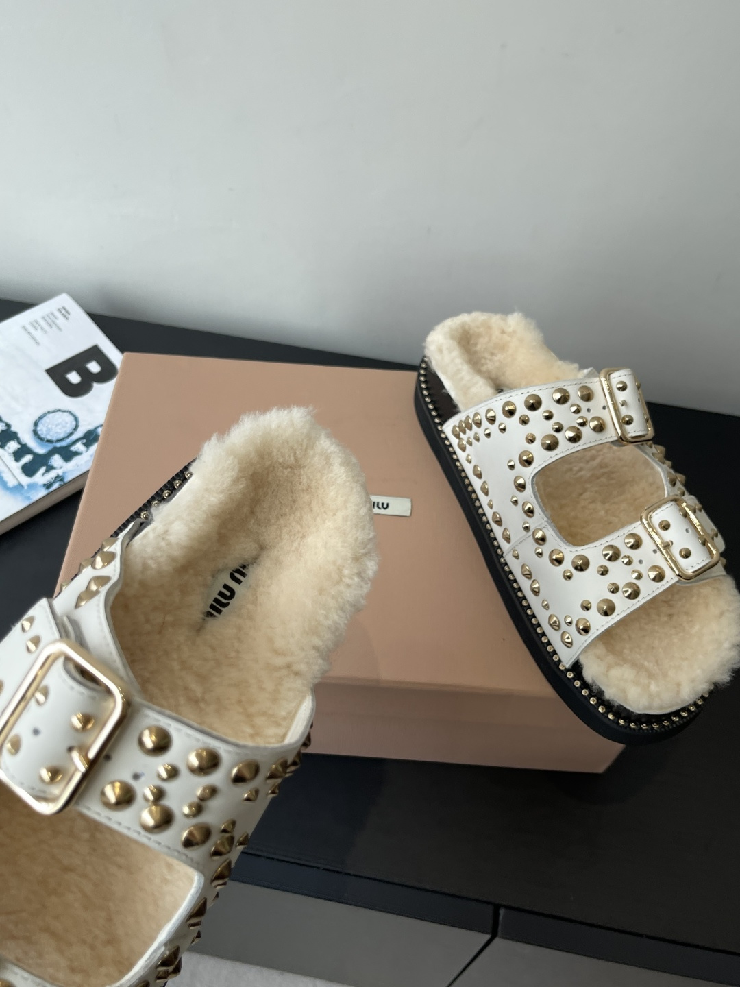 Miu Miu 缪缪 新品 厚底铆钉羊毛拖鞋 平底 软底 简约又不失小特点的仙女鞋上线 喜欢设计风的亲应该会很爱这款吧