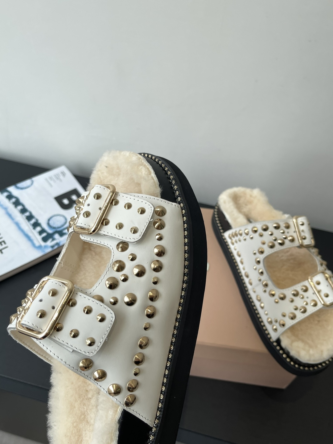 Miu Miu 缪缪 新品 厚底铆钉羊毛拖鞋 平底 软底 简约又不失小特点的仙女鞋上线 喜欢设计风的亲应该会很爱这款吧