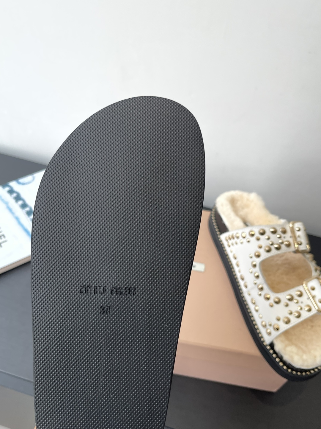 Miu Miu 缪缪 新品 厚底铆钉羊毛拖鞋 平底 软底 简约又不失小特点的仙女鞋上线 喜欢设计风的亲应该会很爱这款吧