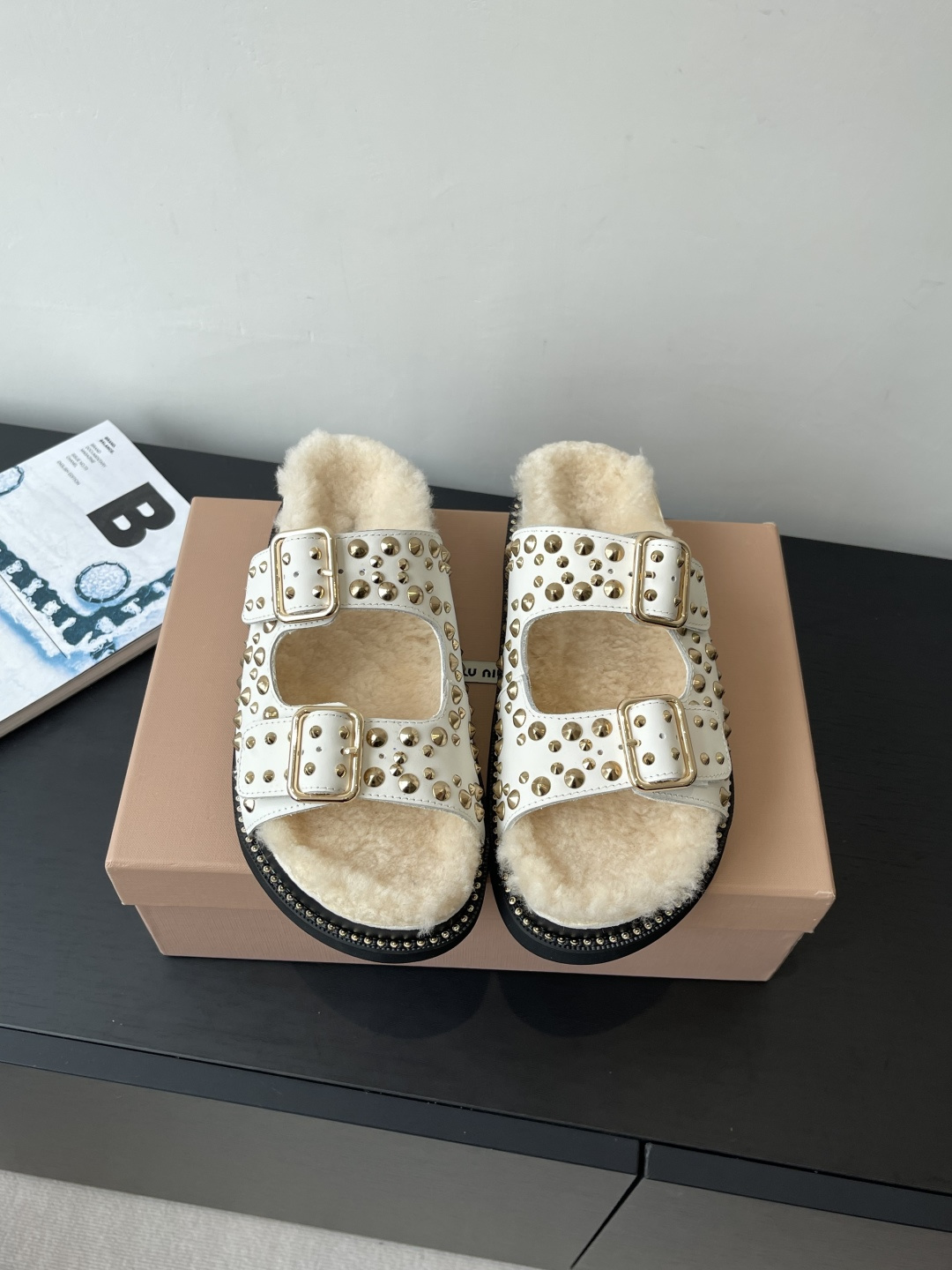 NO:467257,MiuMiu New product Thick-soled rivet wool slippers Flat-soled soft-soled Simple and fairy shoes with little features are launched. Those who like design style should love this one very much. It's too amazing at first glance. It's the one that loves the more time you go. Size 35-40, slippers, miumiu, slippers19860909MiuMiu 缪缪 新品 厚底铆钉羊毛拖鞋 平底 软底 简约又不失小特点的仙女鞋上线 喜欢设计风的亲应该会很爱这款吧 第一眼看太惊艳 属于越穿越爱那一挂 码数35-40,拖鞋,miumiu,slippers,Women's Shoes