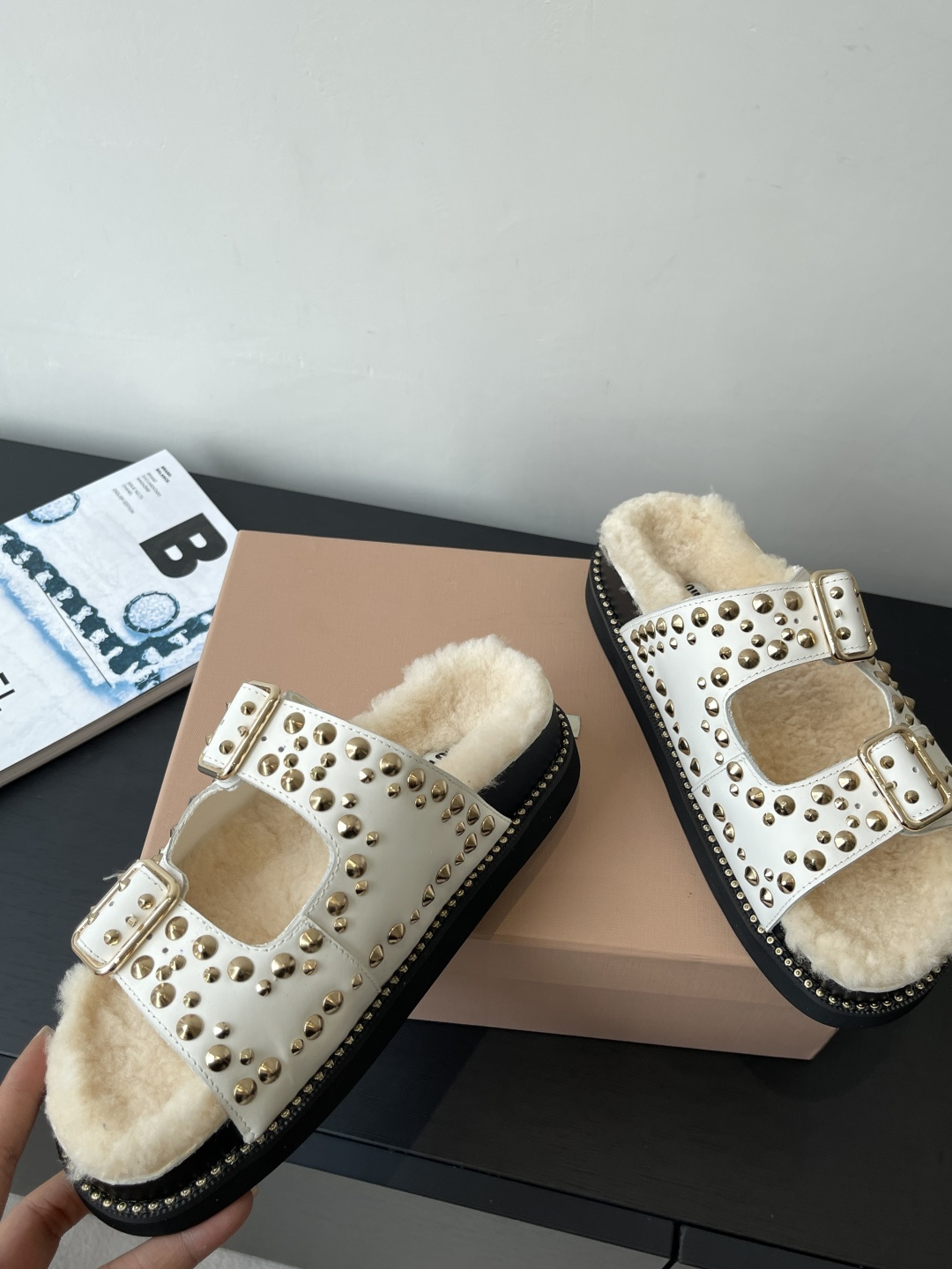 Miu Miu 缪缪 新品 厚底铆钉羊毛拖鞋 平底 软底 简约又不失小特点的仙女鞋上线 喜欢设计风的亲应该会很爱这款吧