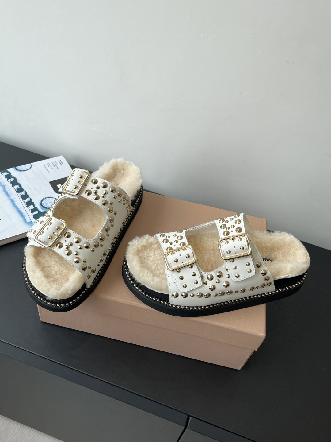 Miu Miu 缪缪 新品 厚底铆钉羊毛拖鞋 平底 软底 简约又不失小特点的仙女鞋上线 喜欢设计风的亲应该会很爱这款吧