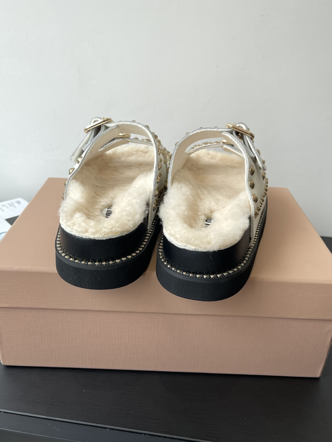 Miu Miu 缪缪 新品 厚底铆钉羊毛拖鞋 平底 软底 简约又不失小特点的仙女鞋上线 喜欢设计风的亲应该会很爱这款吧