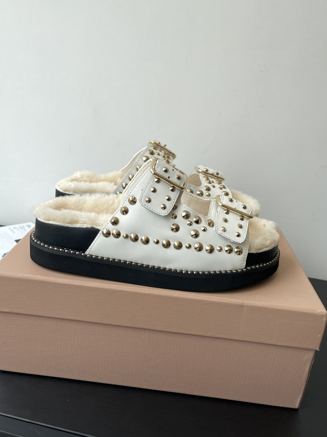 Miu Miu 缪缪 新品 厚底铆钉羊毛拖鞋 平底 软底 简约又不失小特点的仙女鞋上线 喜欢设计风的亲应该会很爱这款吧