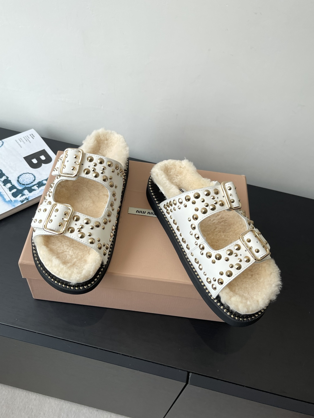 Miu Miu 缪缪 新品 厚底铆钉羊毛拖鞋 平底 软底 简约又不失小特点的仙女鞋上线 喜欢设计风的亲应该会很爱这款吧